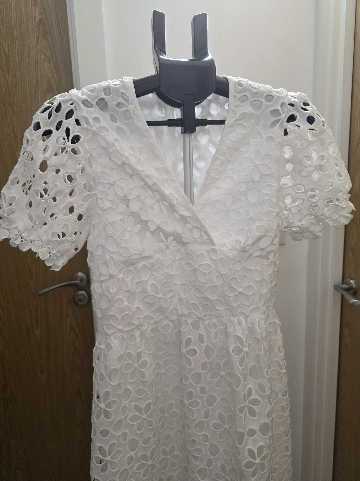 White Floral Eyelet Midi Dress, Unbranded, 8, New condition — preloved on SilentSale®