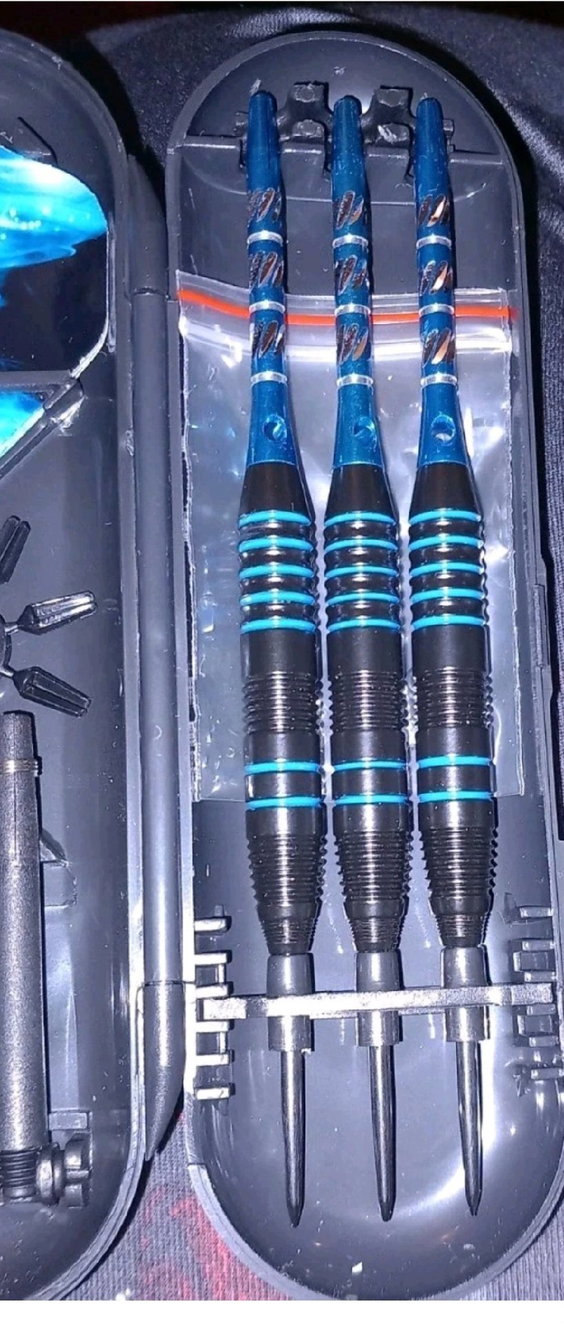 Darts Set with Blue and Black Barrels and Case, Unbranded, Small (up to A4), Excellent condition — preloved on SilentSale®