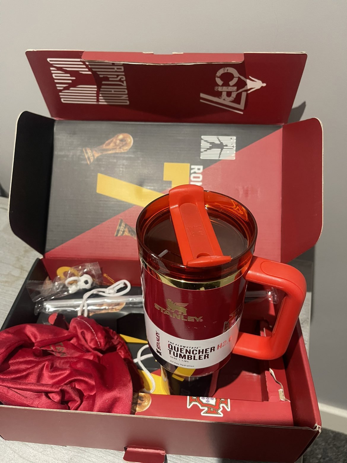 Stanley Cristiano Ronaldo Quencher H2.0 Tumbler 40oz, Stanley, 40oz, New condition — preloved on SilentSale®