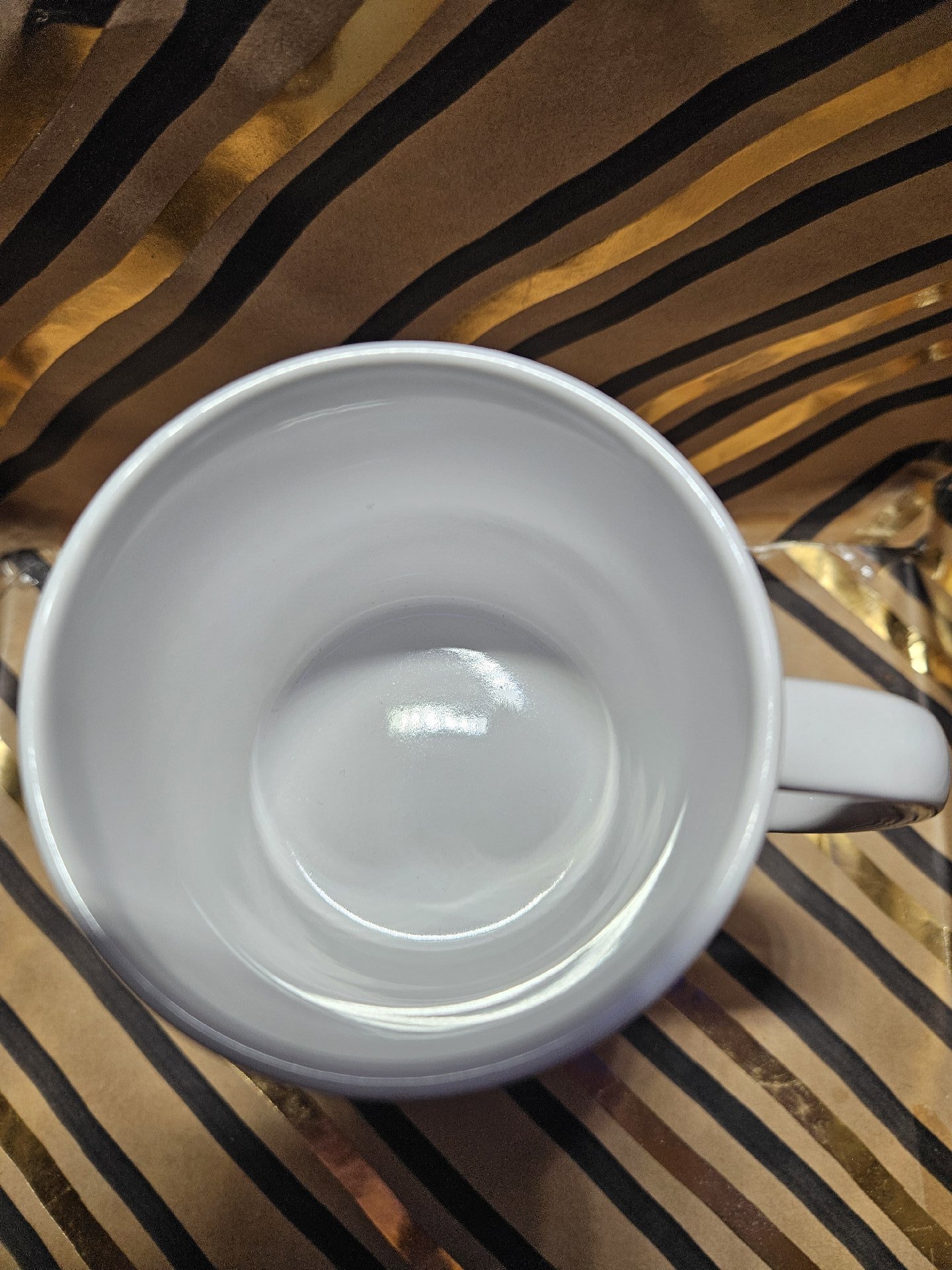 Ceramic Mug With 'Too Hot To Handle' Oven Mitt Design, Unbranded, One Size, New condition — preloved on SilentSale®