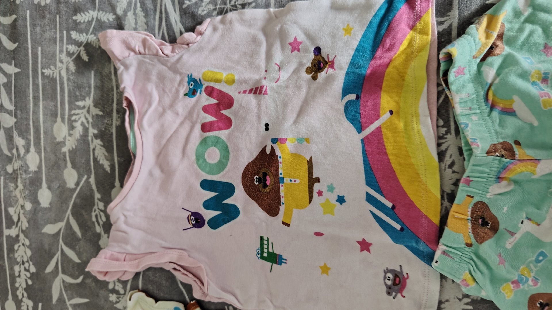 Kids Pyjama Set with Bear and Rainbow Print – Age 2-3 Years, Rainbow, 2 years, Good condition — preloved on SilentSale®