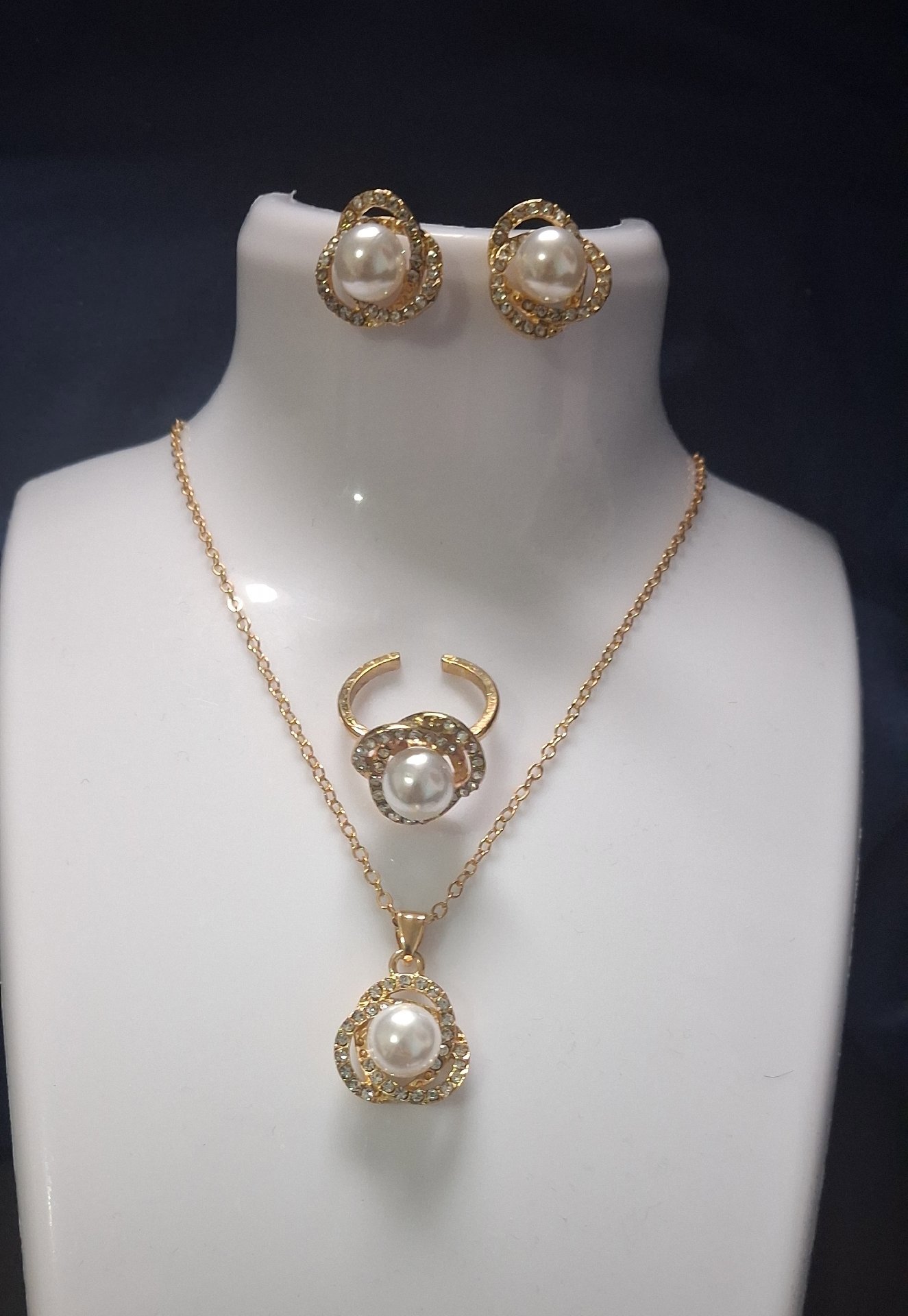 Pearl Rhinestone Necklace set , Unbranded, B, New condition — preloved on SilentSale®