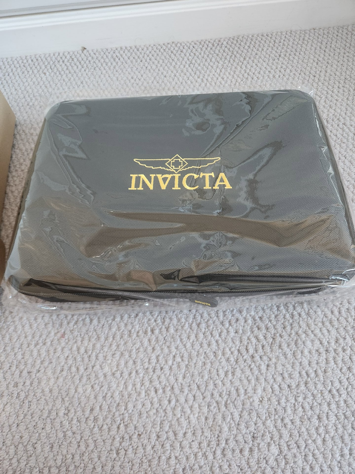Invicta Black Watch Travel Case 15 Slots, Invicta, One Size, New condition — preloved on SilentSale®