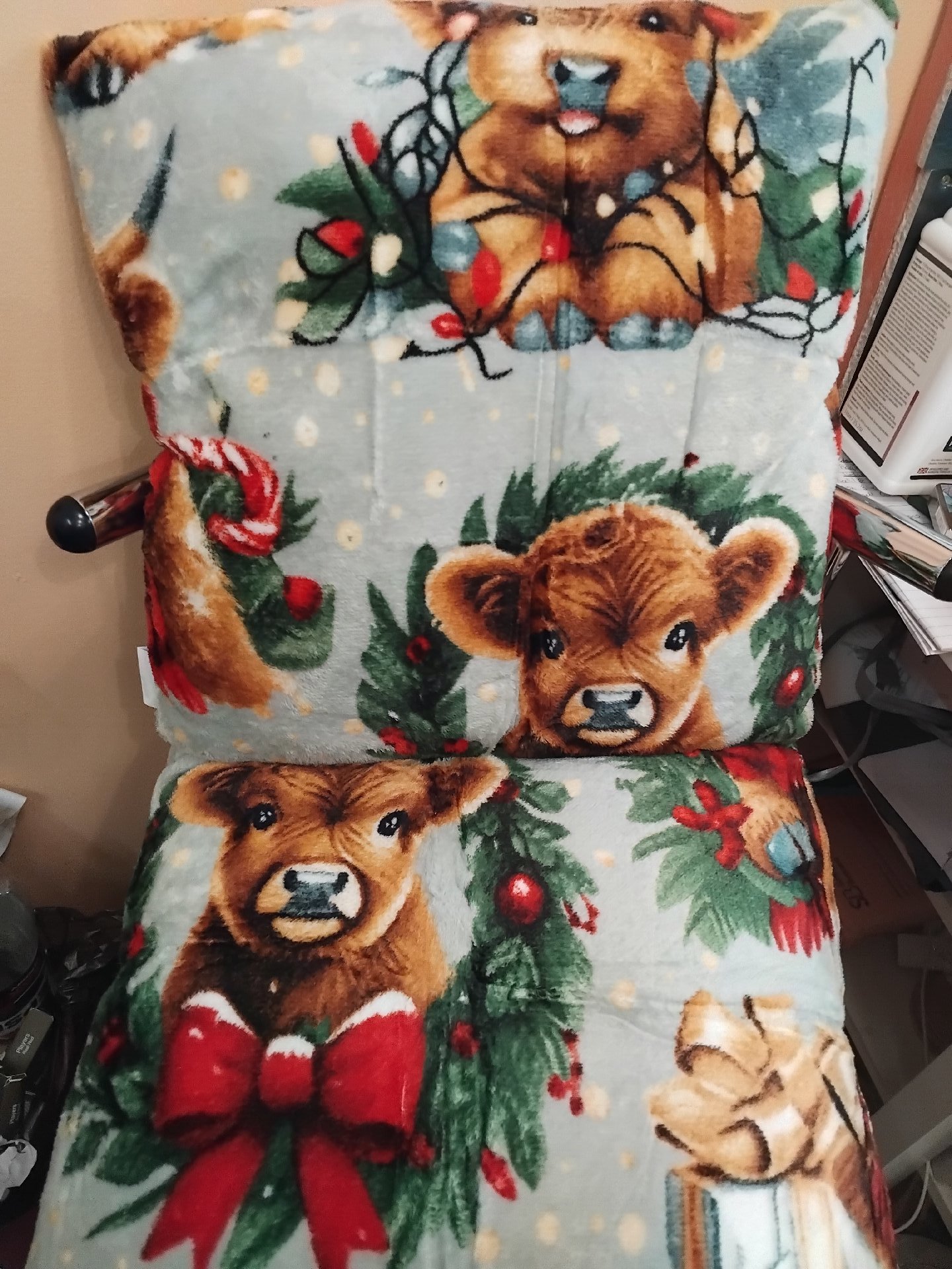 Christmas Cushion with calf and Wreath Design, cotton king, Medium, Excellent condition — preloved on SilentSale®