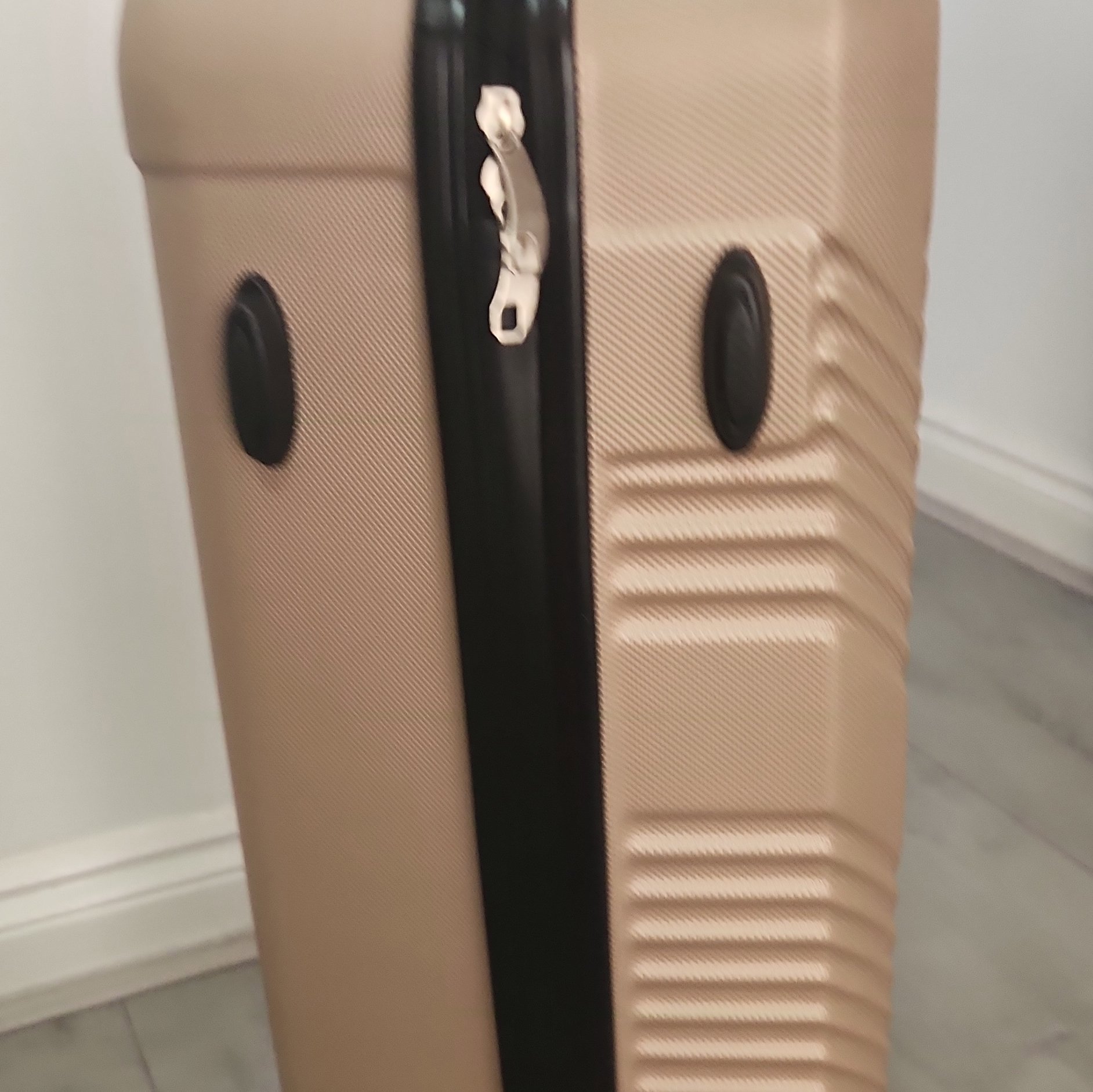 Neudorf Lightweight Hard Shell Spinner Suitcase, Neudorf, One Size, Excellent condition — preloved on SilentSale®