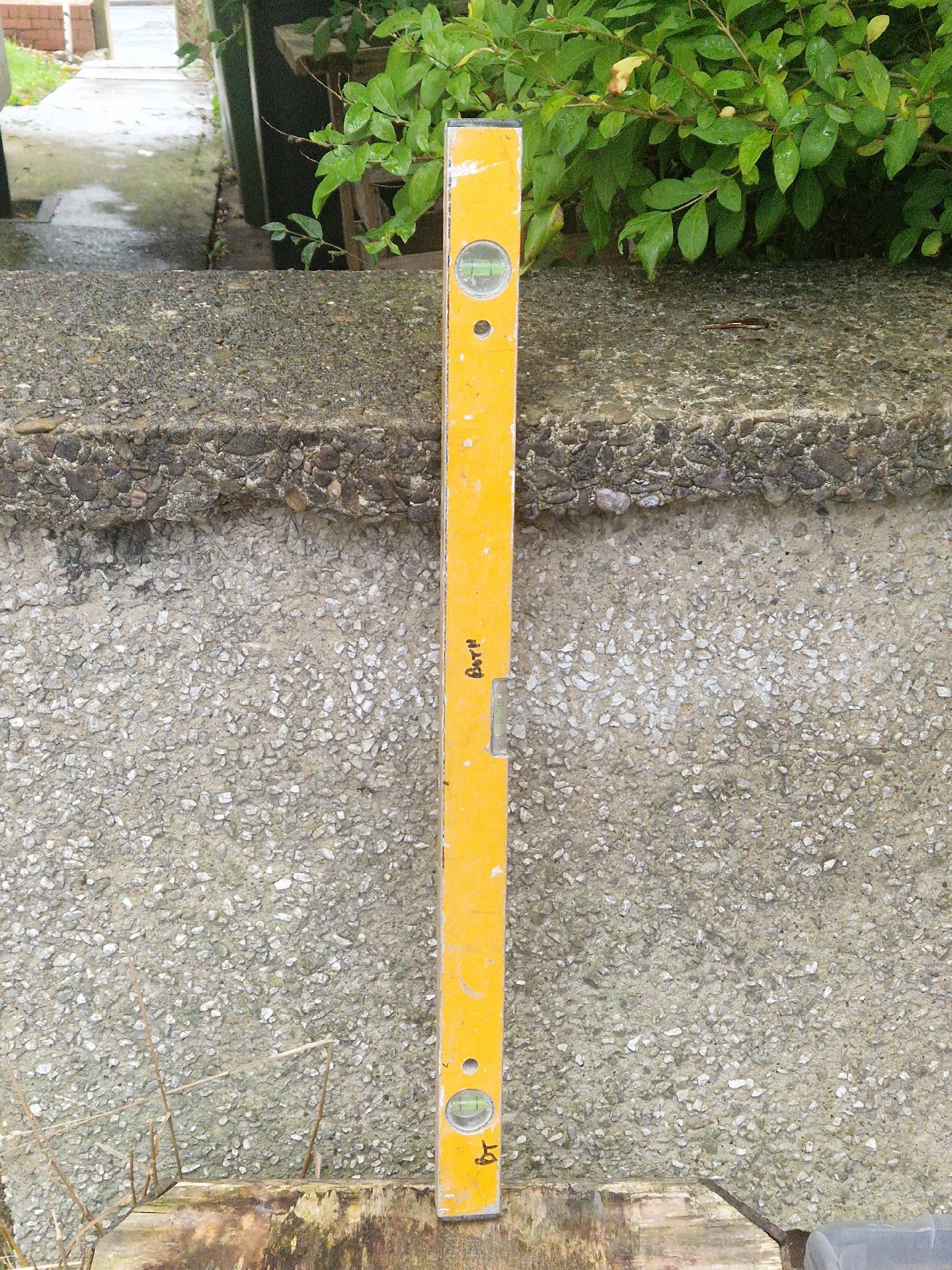 Vintage yellow metal spirit level with bubble vials, Vintage, Large, Excellent condition — preloved on SilentSale®