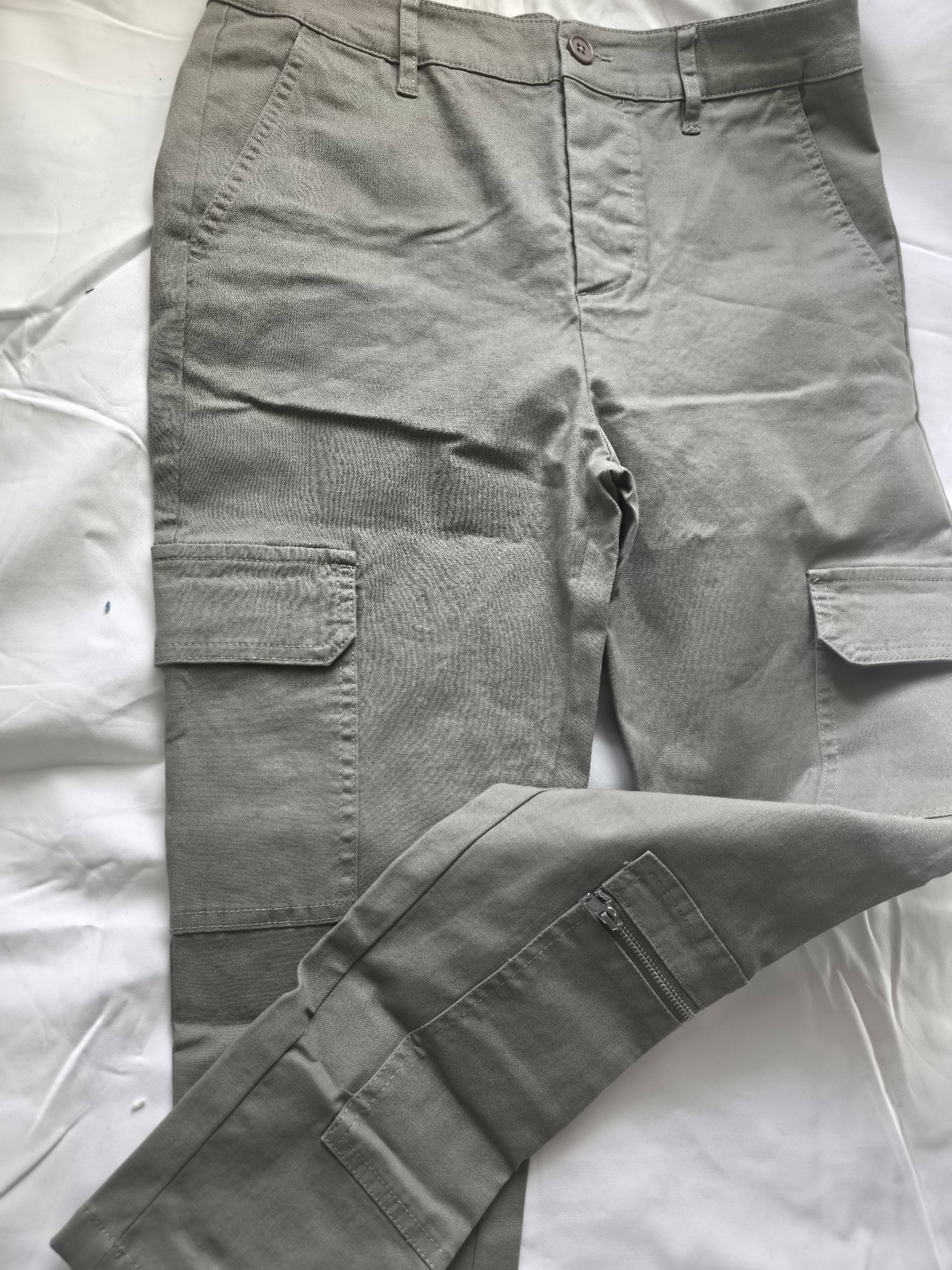 ASOS Design Grey Cargo Trousers W30 L30, ASOS Design, W32 L30, New condition — preloved on SilentSale®