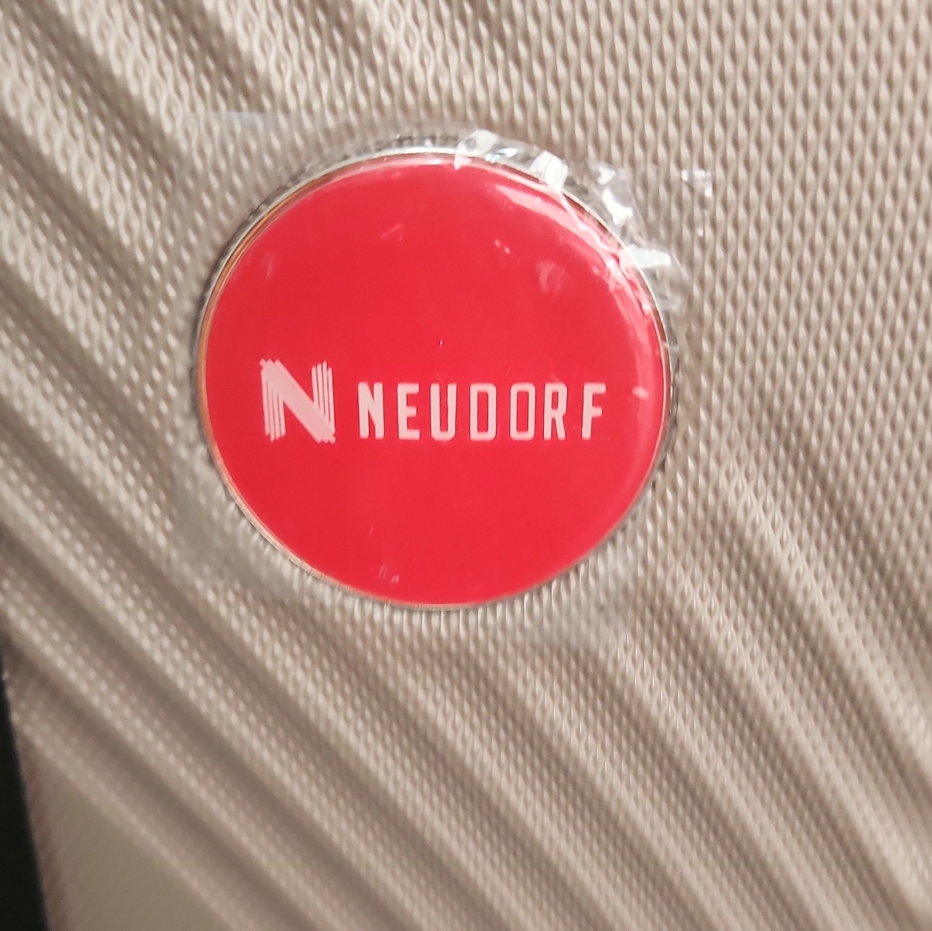 Neudorf Lightweight Hard Shell Spinner Suitcase, Neudorf, One Size, Excellent condition — preloved on SilentSale®