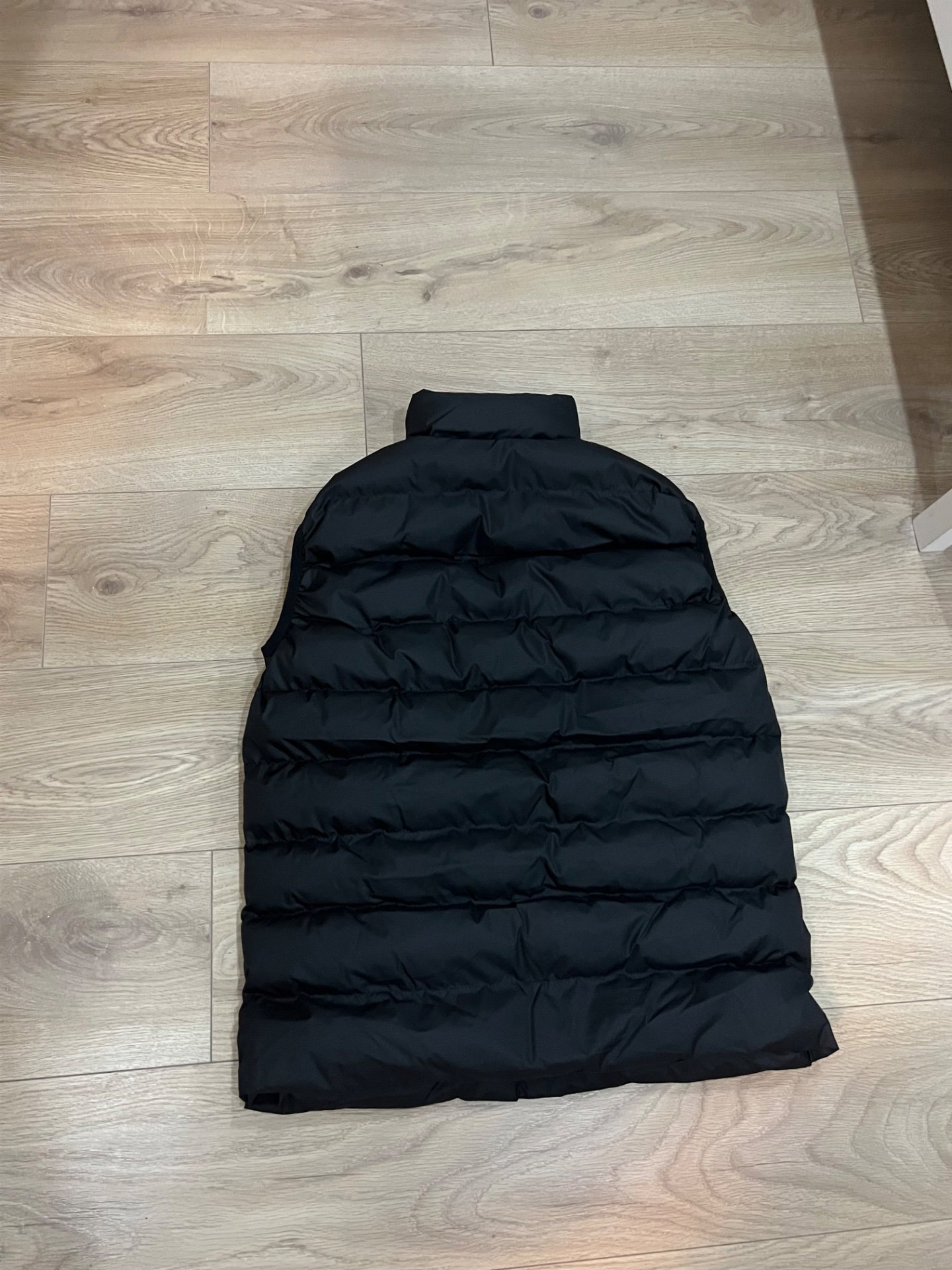 Moncs gillit size M , Moncler, M, Excellent condition — preloved on SilentSale®