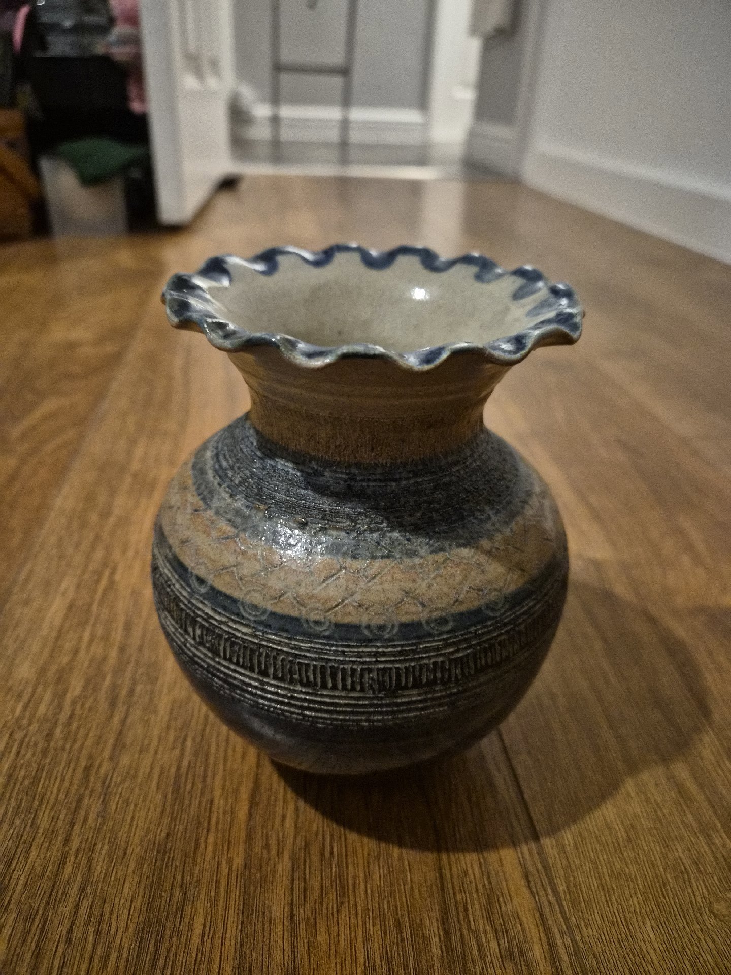 Decorative Ceramic Vase with Wavy Rim, Unbranded, Medium, Excellent condition — preloved on SilentSale®