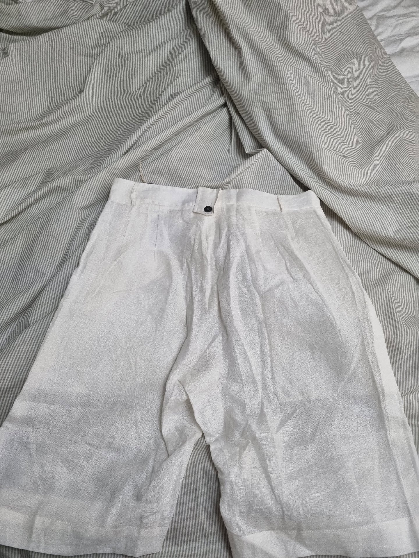 Isabel Benenato White Linen Shorts – Size M, Isabel Benenato, M, New condition — preloved on SilentSale®