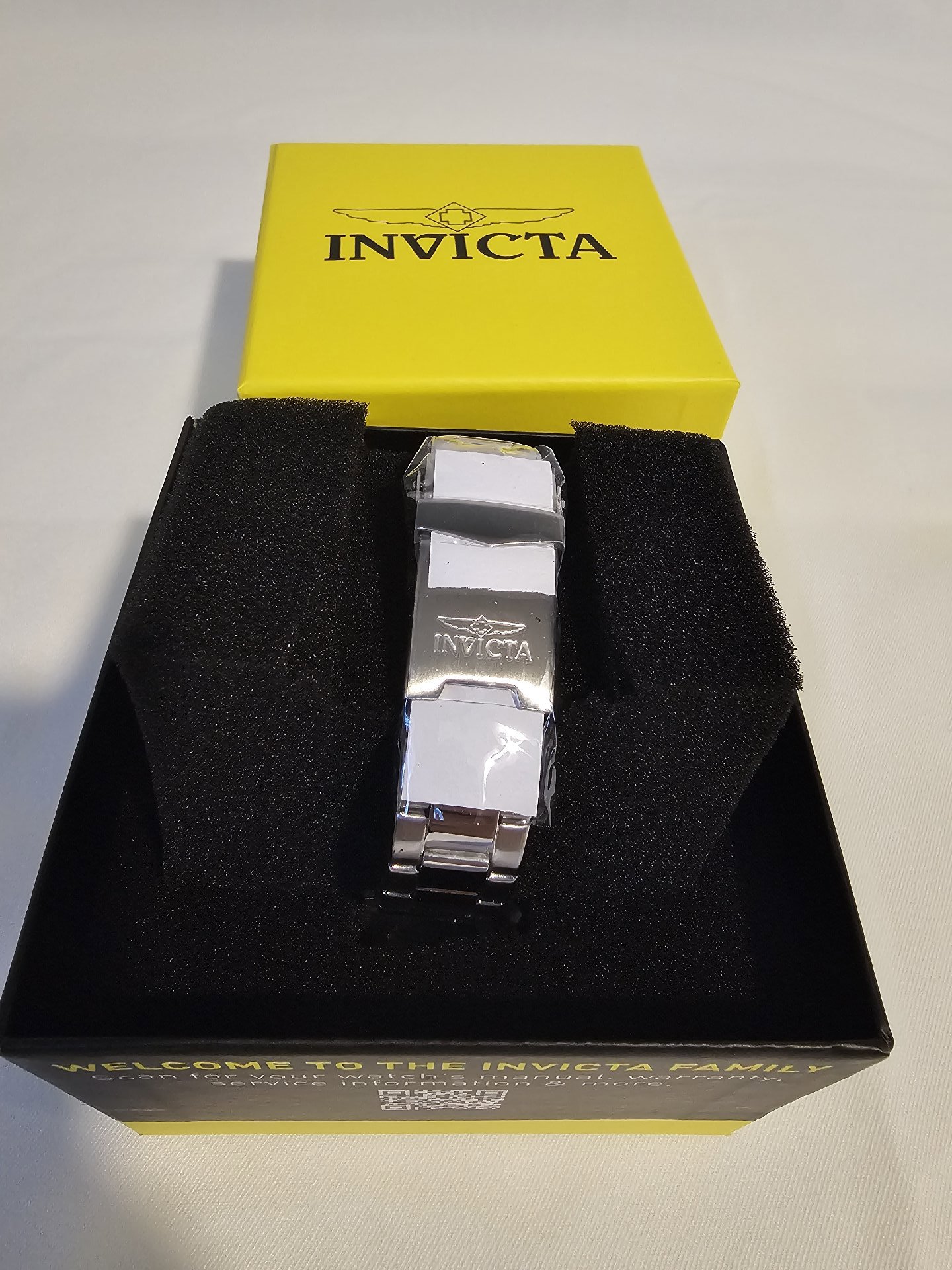 Invicta 34mm Red Dial Stainless Steel Wristwatch, Invicta, One Size, New condition — preloved on SilentSale®