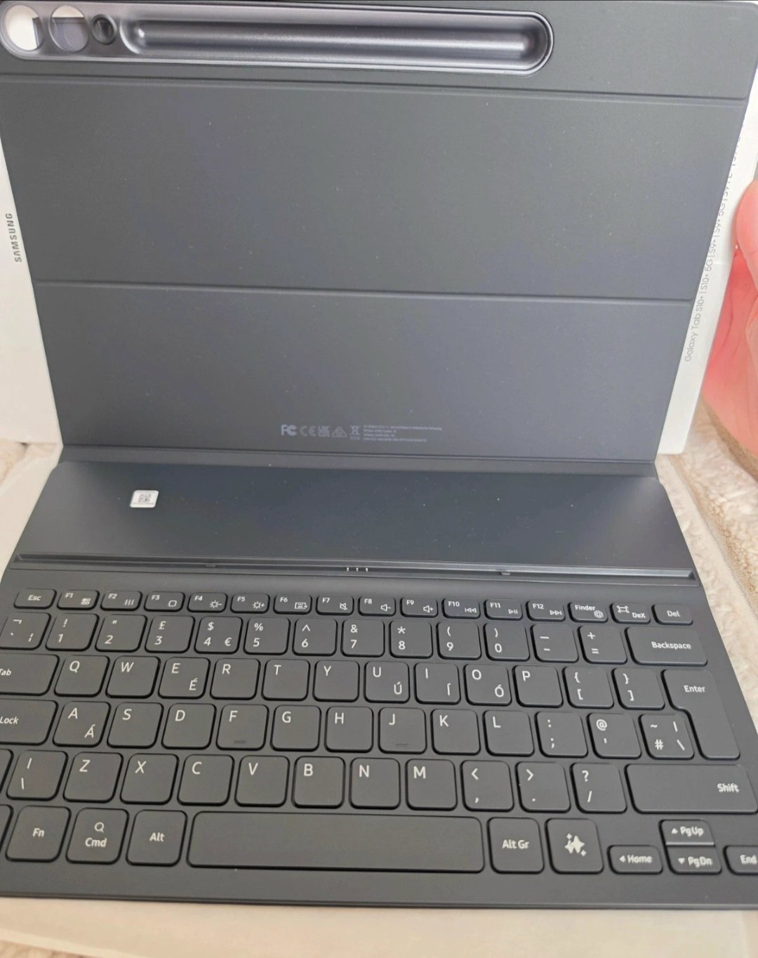 Samsung Book Cover Keyboard Slim for Galaxy Tab S10+, Samsung, 8TB, Excellent condition — preloved on SilentSale®