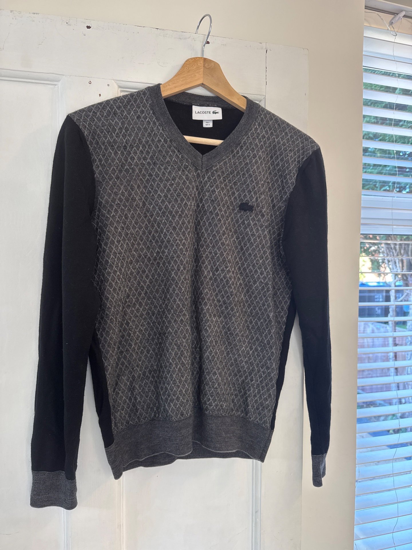 Lacoste Grey Patterned V-Neck Jumper – Size 5, Lacoste, S, Excellent condition — preloved on SilentSale®