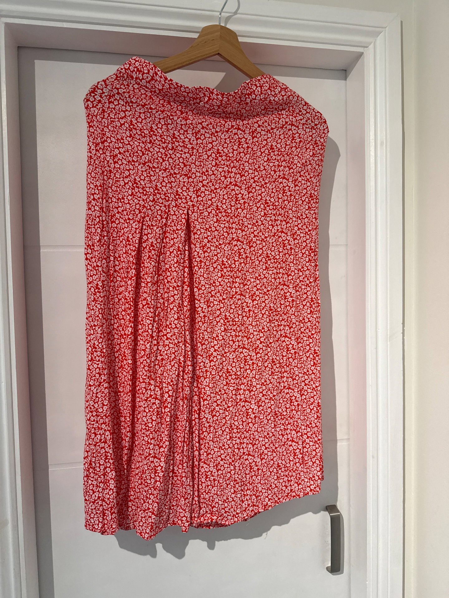 H&M Red Floral Pleated Midi Skirt – UK 10, H&M, 10, Excellent condition — preloved on SilentSale®