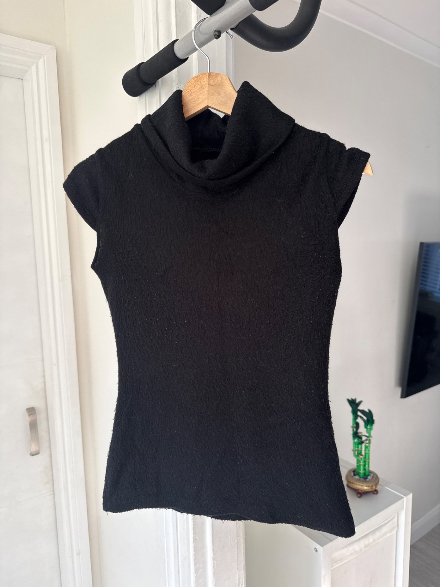 Black Sleeveless Turtleneck Top, Unbranded, Small, Fair condition — preloved on SilentSale®