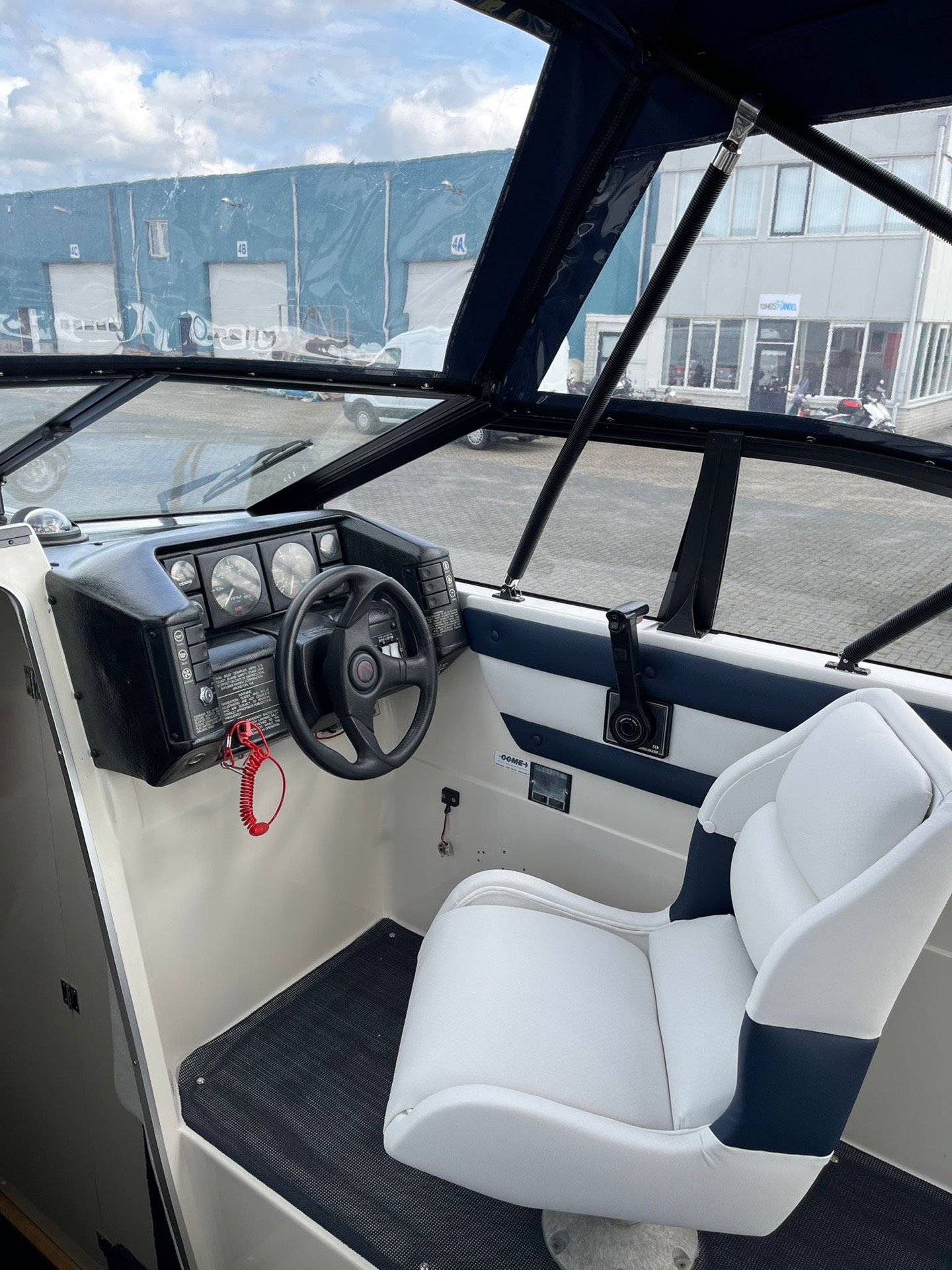 Motor Cruiser Boat with Cabin and Seating Area, Bayliner, One Size, Excellent condition — preloved on SilentSale®