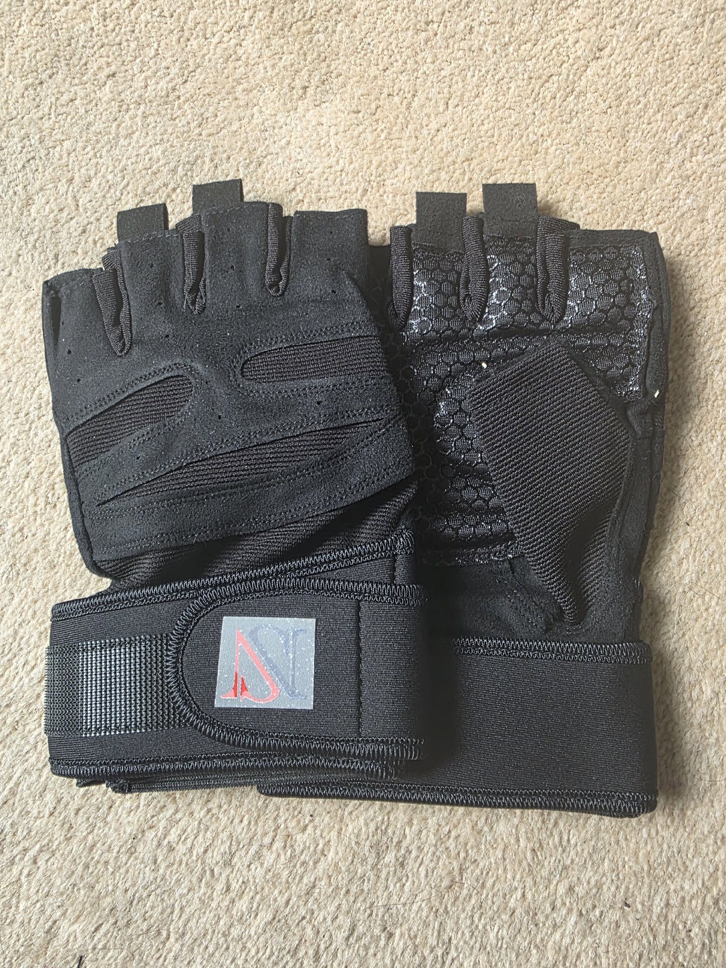 Sports Gear Black XL Fingerless Sports Gloves, Sports Gear, XL, New condition — preloved on SilentSale®