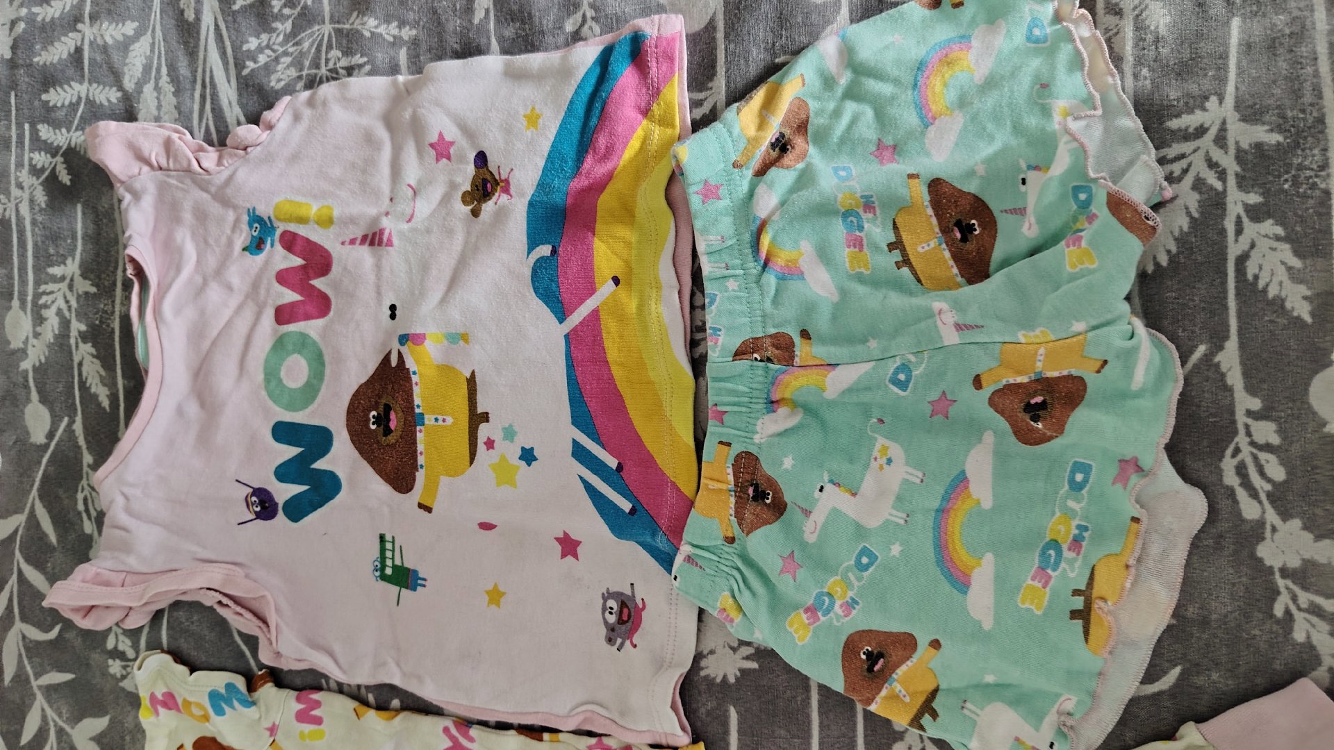 Kids Pyjama Set with Bear and Rainbow Print – Age 2-3 Years, Rainbow, 2 years, Good condition — preloved on SilentSale®