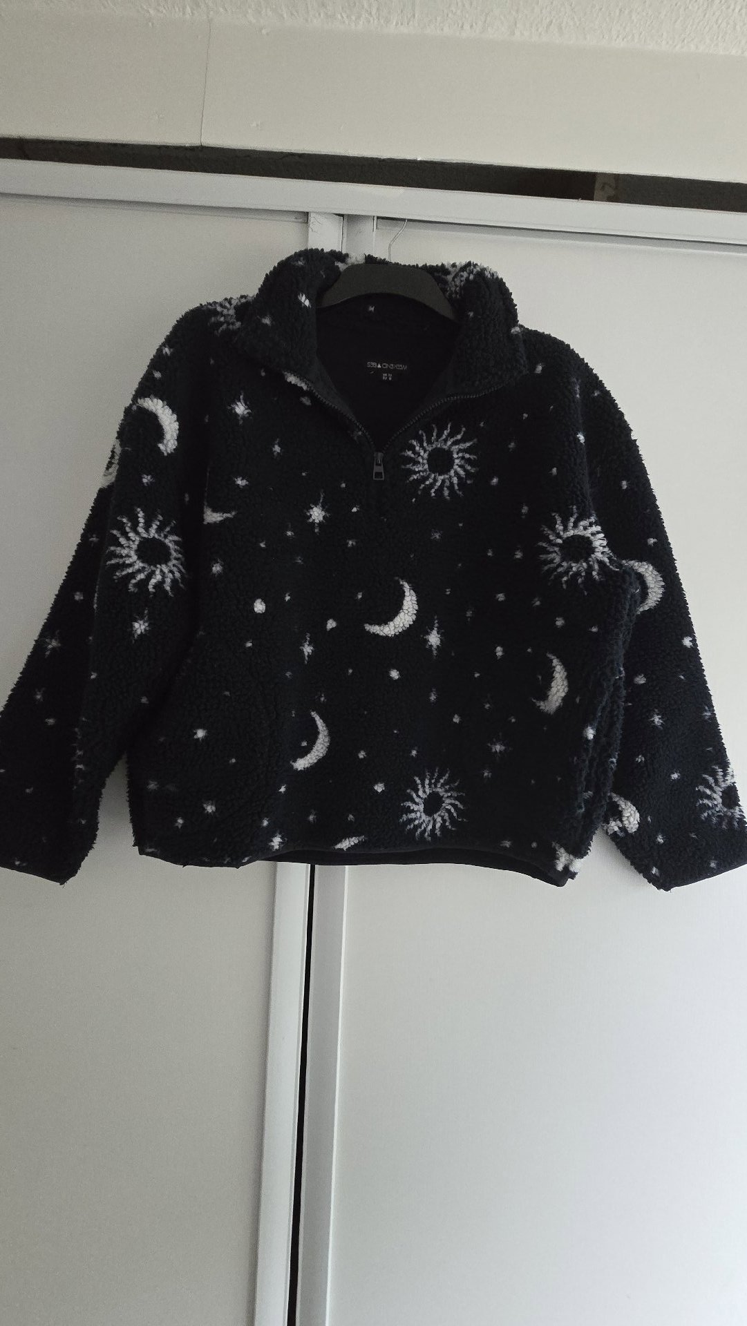 Weekend Vibes Black Fleece Jumper with Moon and Sun Print – UK 12, Weekend Vibes, 12, Excellent condition — preloved on SilentSale®