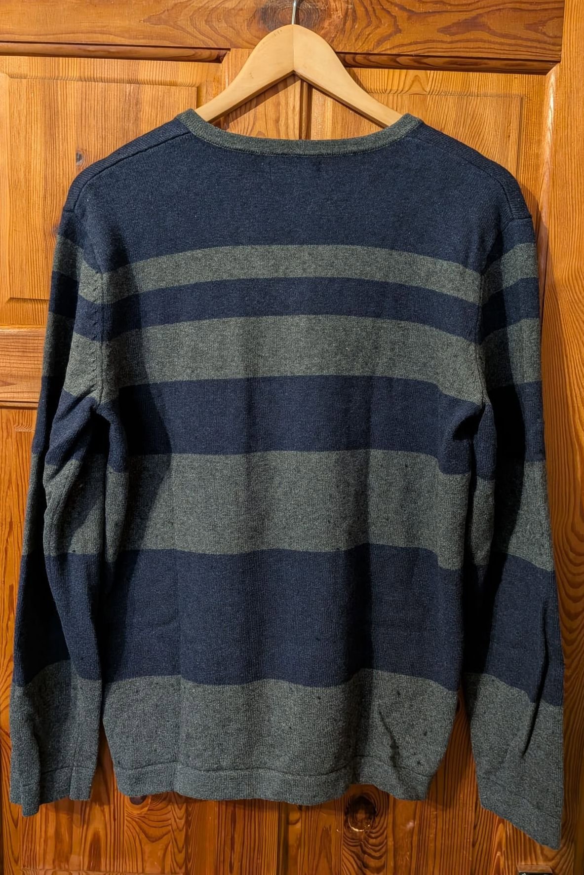 Banana Republic Navy and Grey Striped V-Neck Jumper – M, Banana Republic, M, Good condition — preloved on SilentSale®