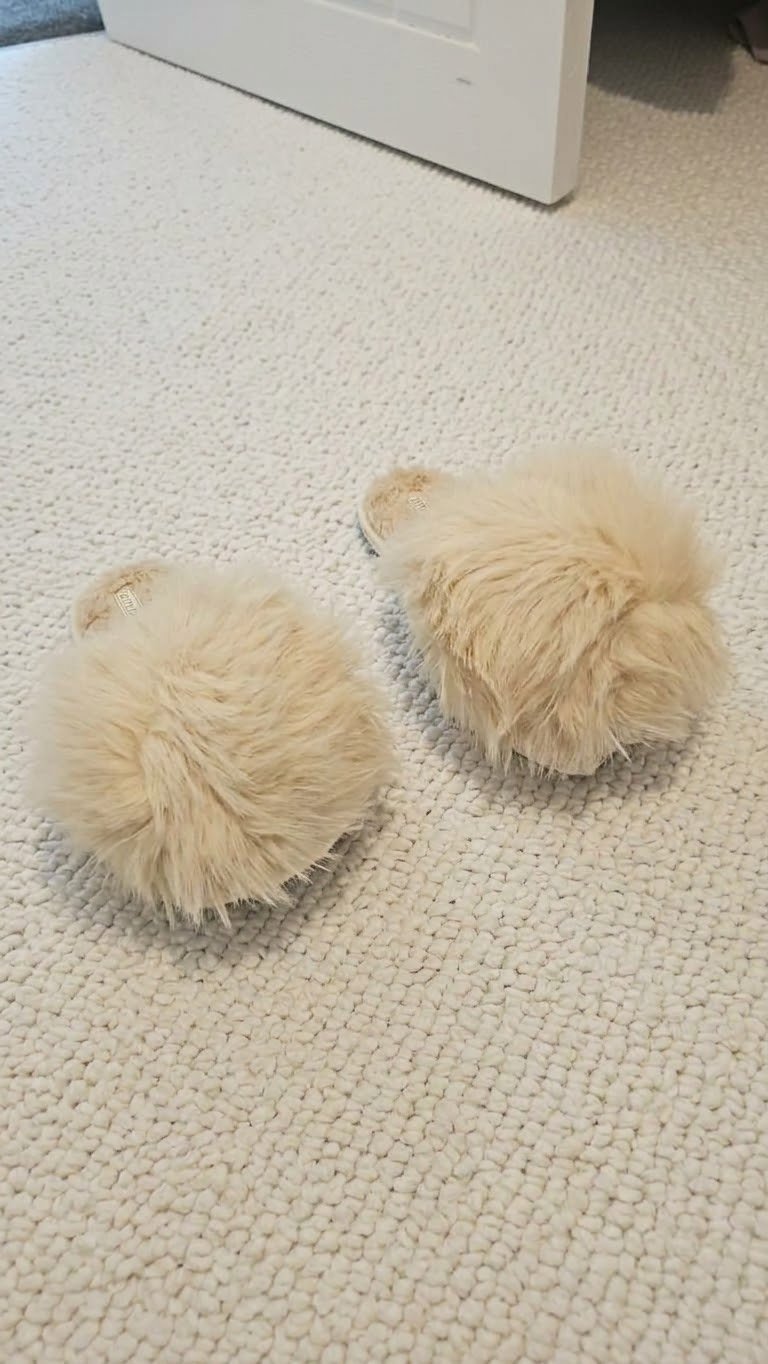 Beige Faux Fur Slippers, Amba, 7, New condition — preloved on SilentSale®
