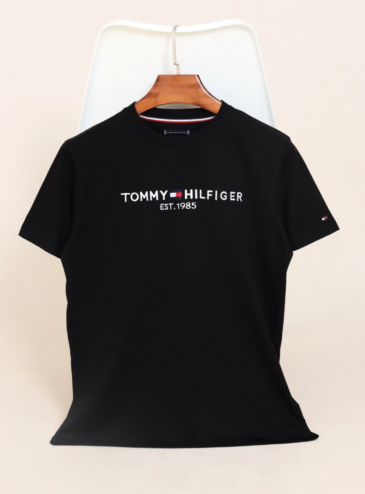 Tommy Hilfiger Black Classic Fit Logo T-Shirt – Size L, Tommy Hilfiger, L, New condition — preloved on SilentSale®