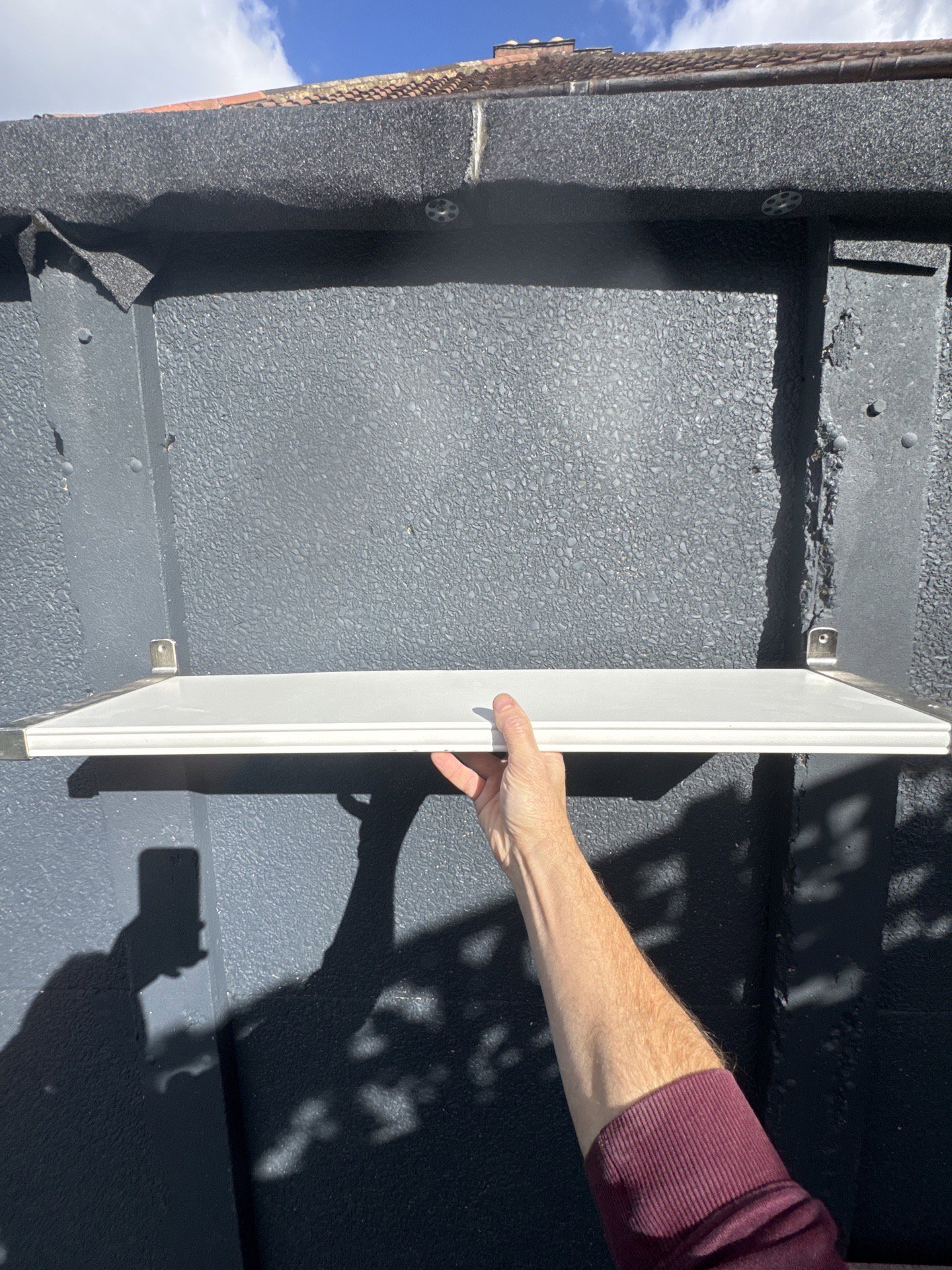 White Wall Mounted Shelf with Metal Brackets, Unbranded, One Size, Good condition — preloved on SilentSale®