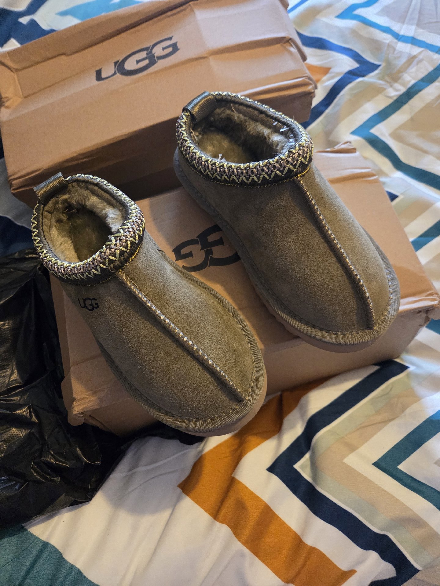 Kids uggs, uggs, 2.5, New condition — preloved on SilentSale®