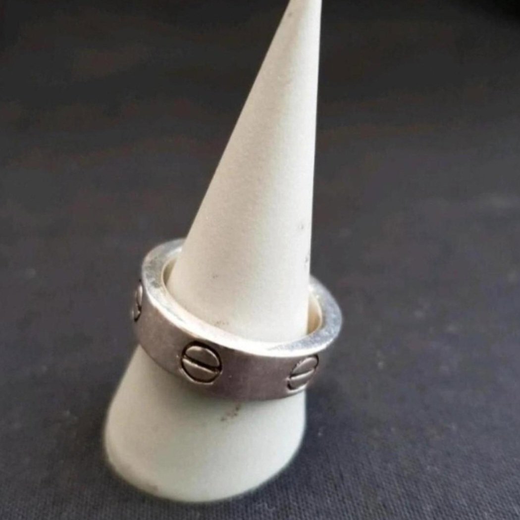 Solid 925 sterling silver ring with screw pattern. Size V, sterling silver, V, New condition — preloved on SilentSale®