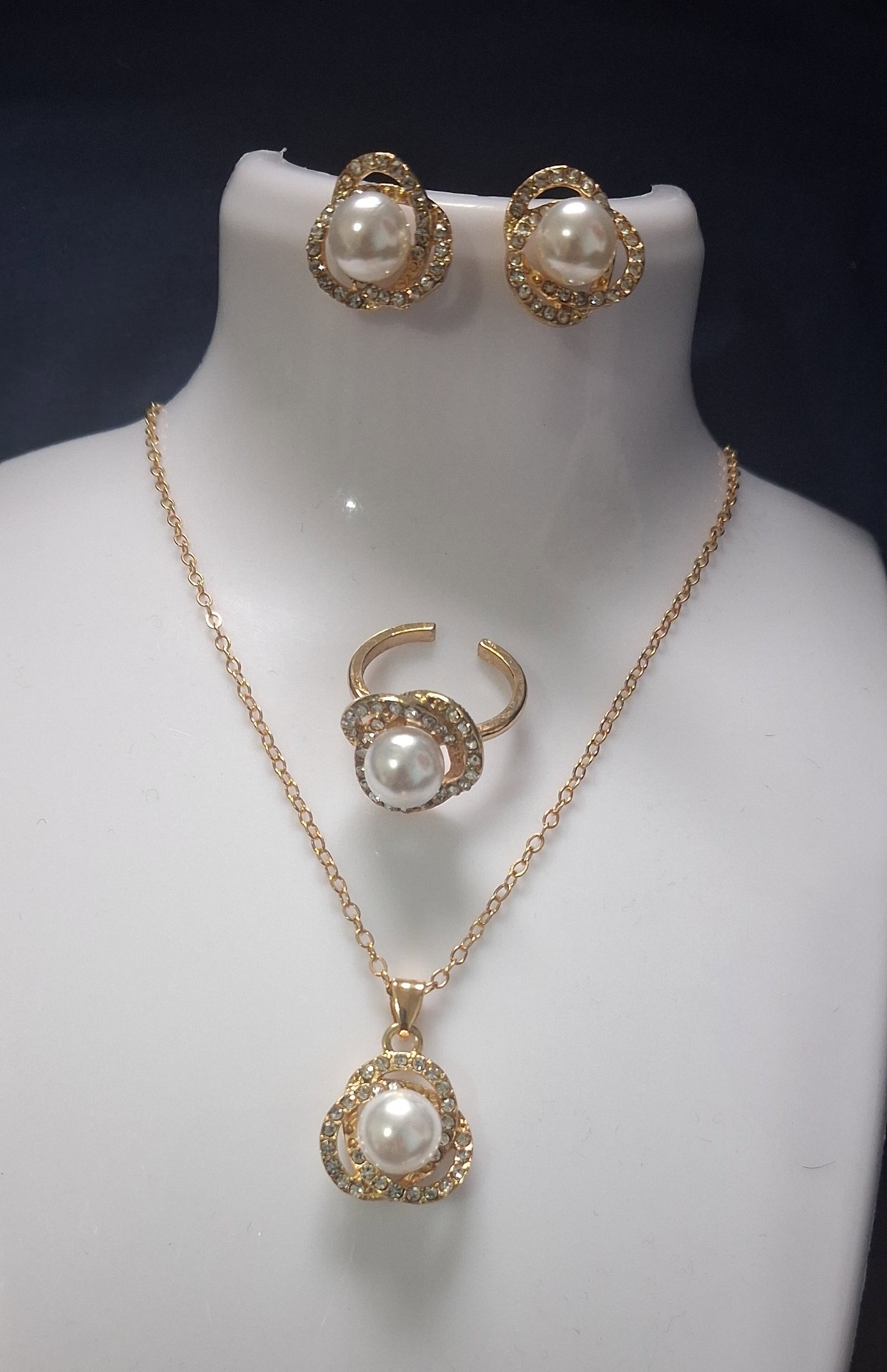 Pearl Rhinestone Necklace set , Unbranded, B, New condition — preloved on SilentSale®