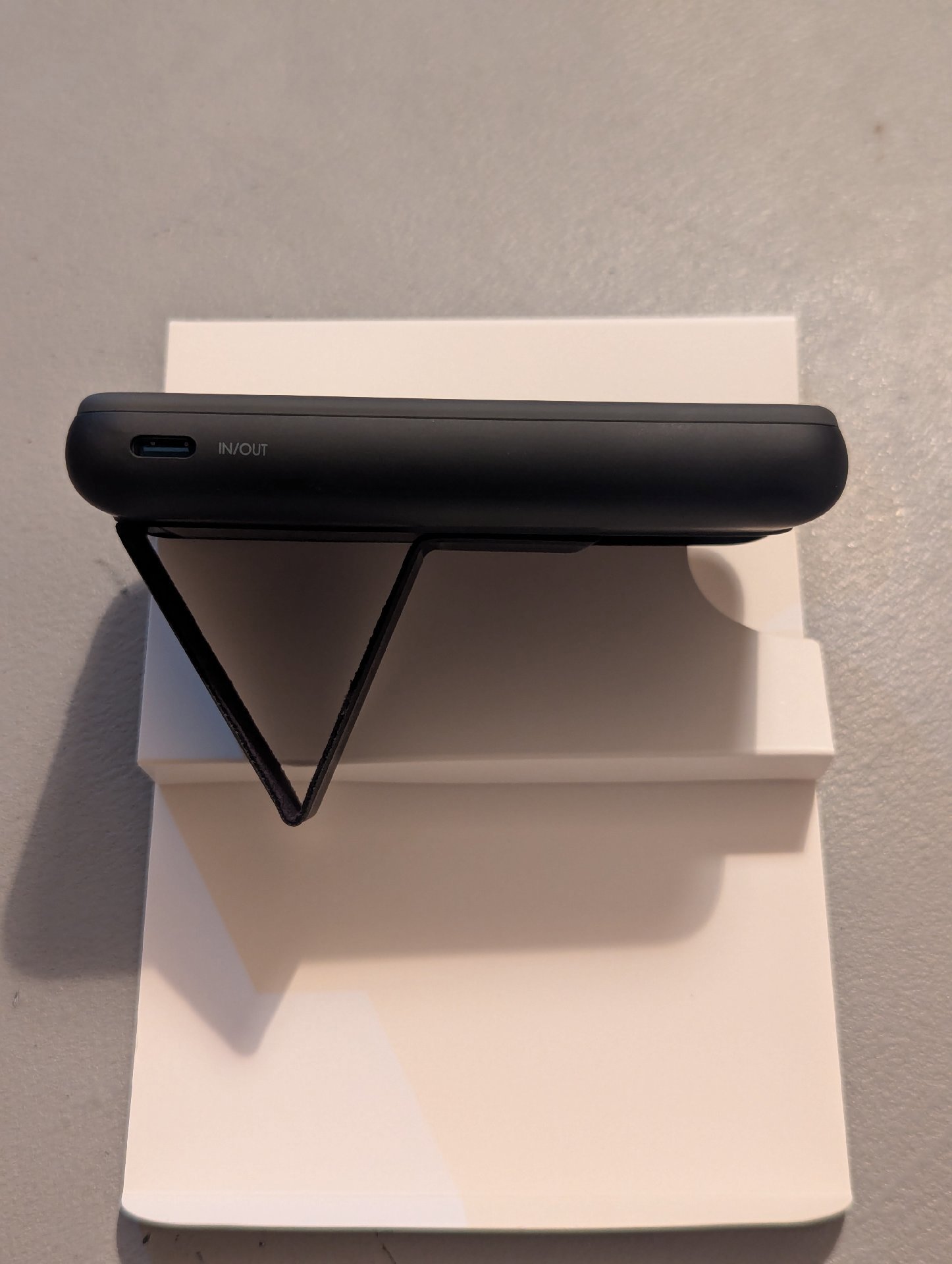 INIU MagPro Slim 6000mAh Magnetic Wireless Power Bank BI-B7, Iniu, One Size, Excellent condition — preloved on SilentSale®