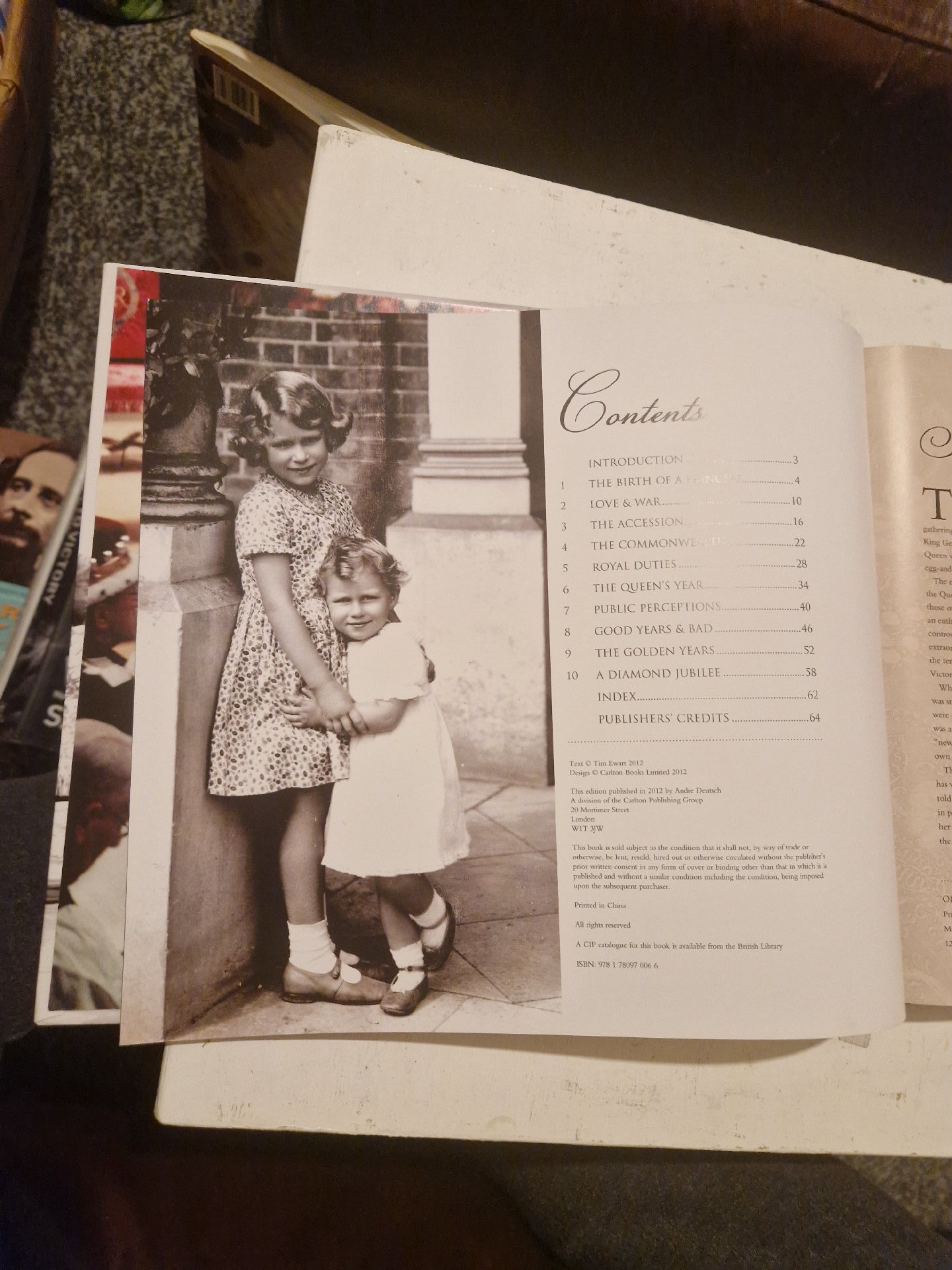 Treasures of Queen Elizabeth — Tim Ewart, Carlton Books, Limited, One Size, Excellent condition — preloved on SilentSale®