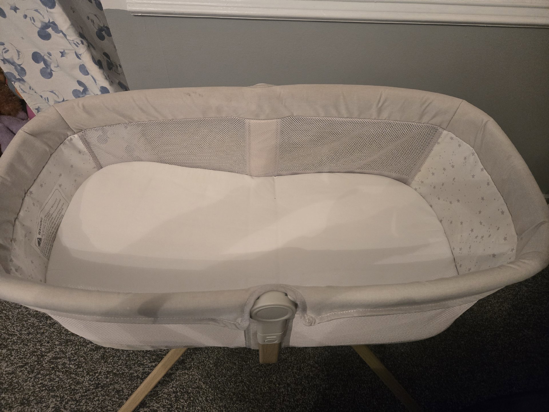 Baby rocking Bassinet Crib with Wooden Legs and Star Print Mattress, Unbranded, One Size, Excellent condition — preloved on SilentSale®