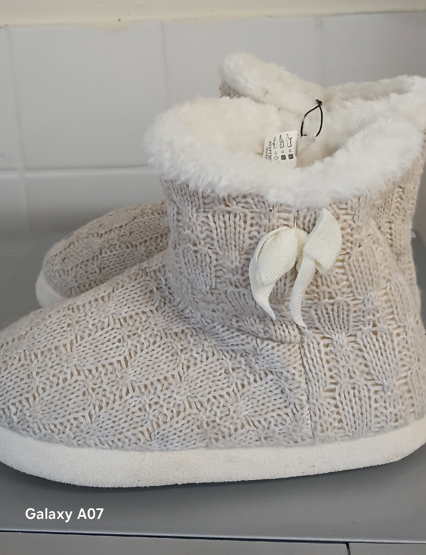Pair of Ladies Black and Cream Fleece Lined Slipper Boots – Size 36/37, Unbranded, 36/37, Excellent condition — preloved on SilentSale®
