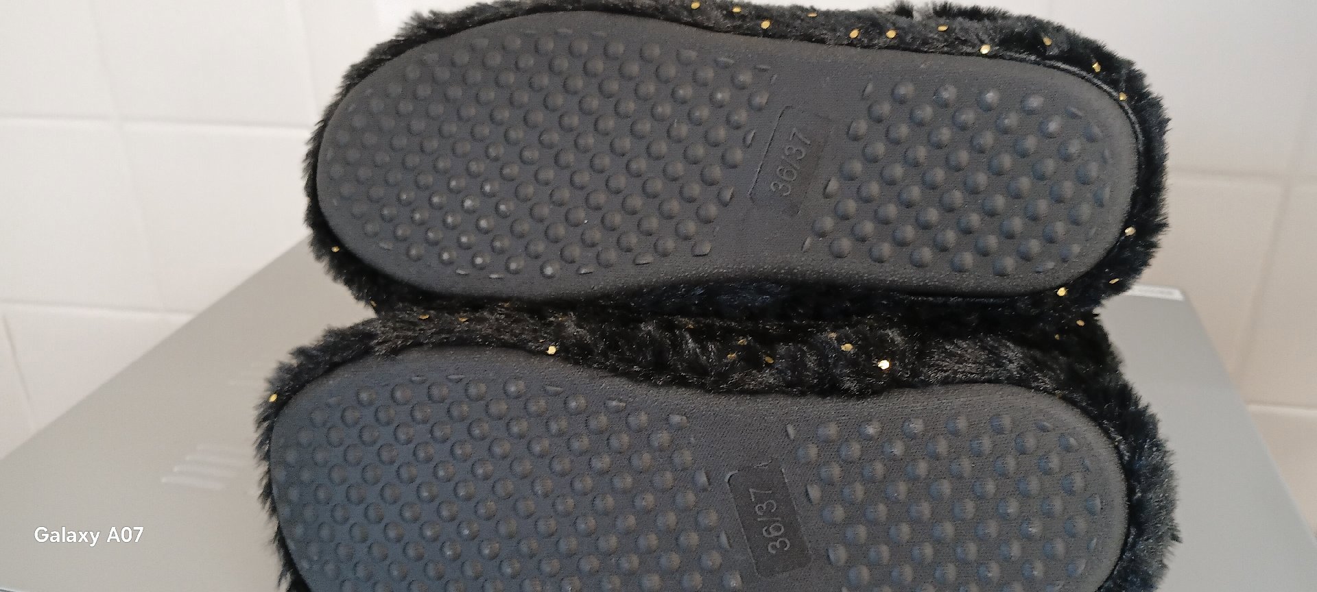 Pair of Ladies Black and Cream Fleece Lined Slipper Boots – Size 36/37, Unbranded, 36/37, Excellent condition — preloved on SilentSale®