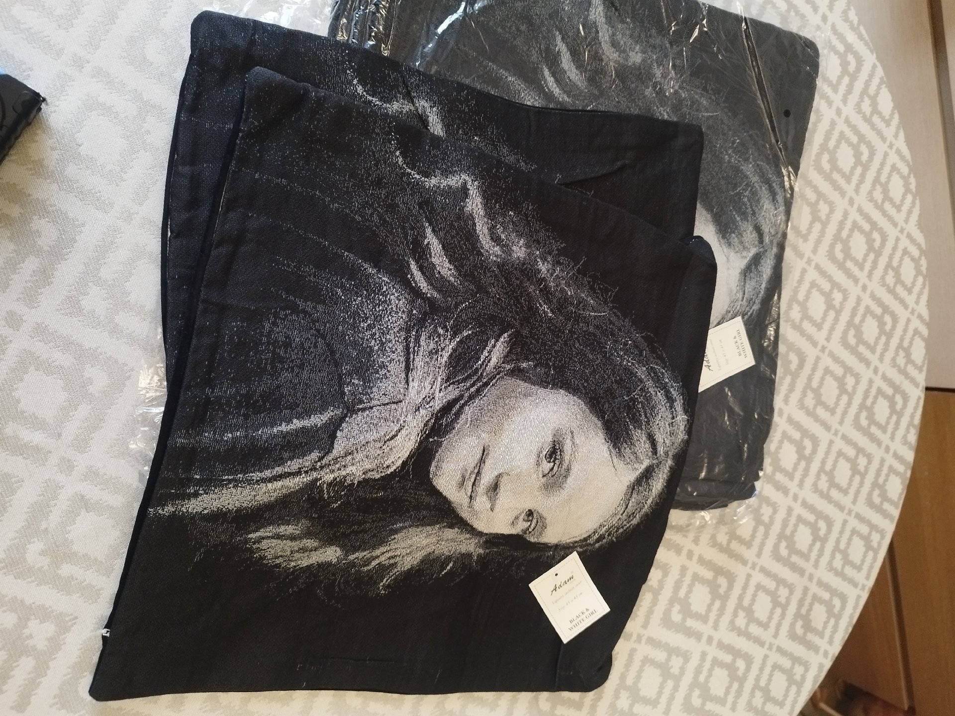 8× Adam Home Black & White Girl Tapestry Cushion Cover 45x45 cm, Adams, 45 x 45 cm, Excellent condition — preloved on SilentSale®