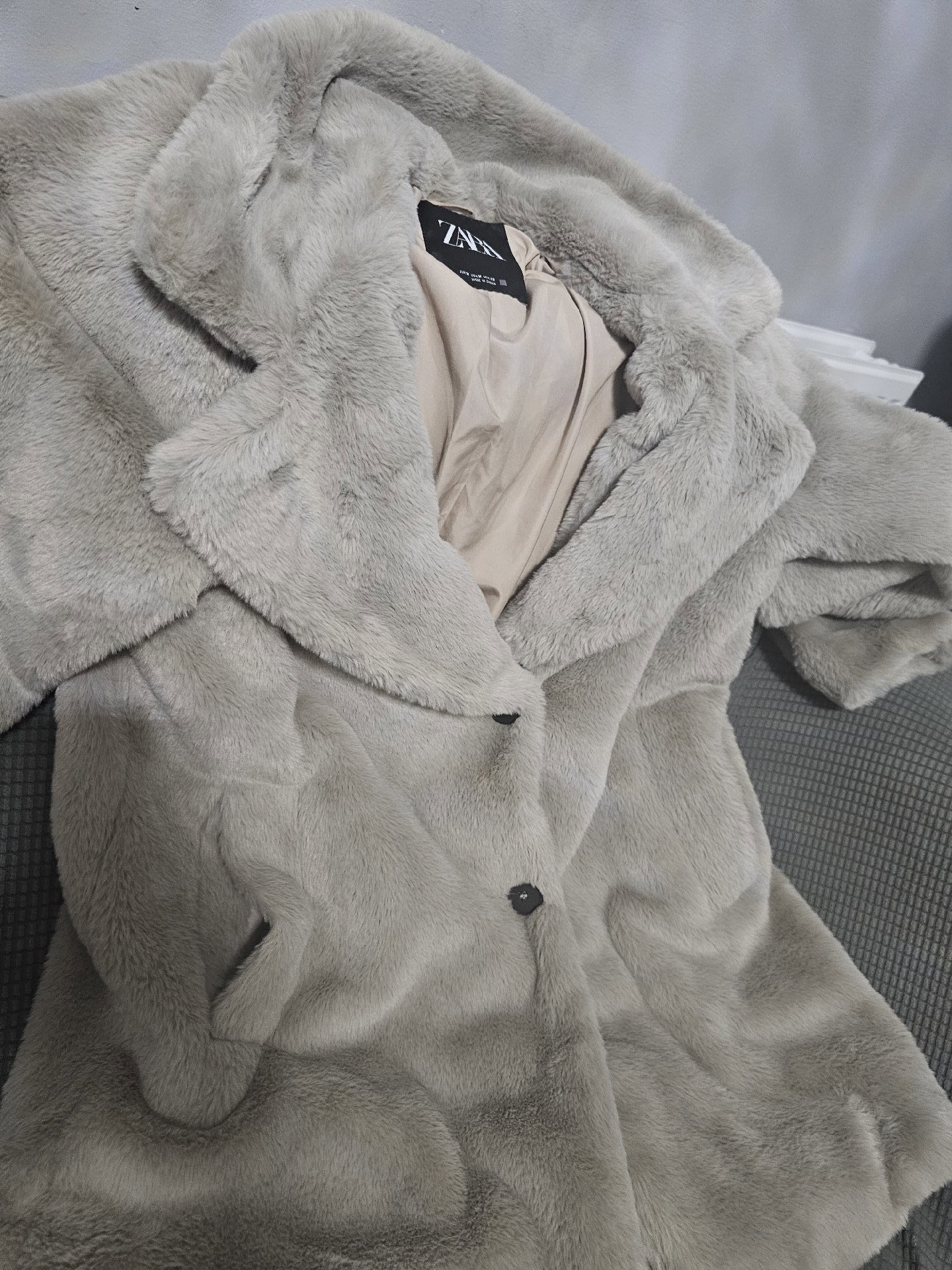 Zara Beige Faux Fur Coat – Size M, Zara, M, Excellent condition — preloved on SilentSale®