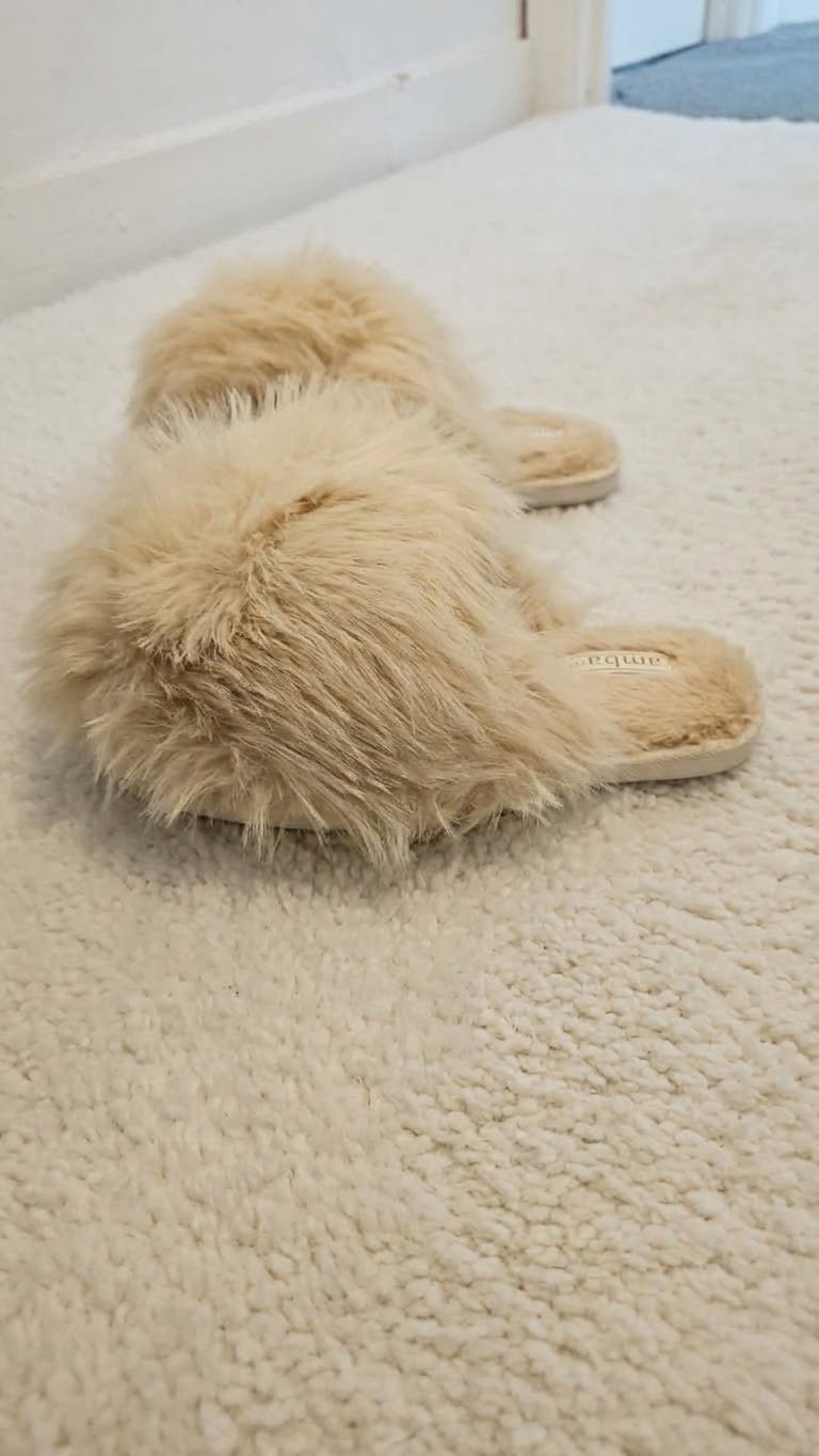 Beige Faux Fur Slippers, Amba, 7, New condition — preloved on SilentSale®