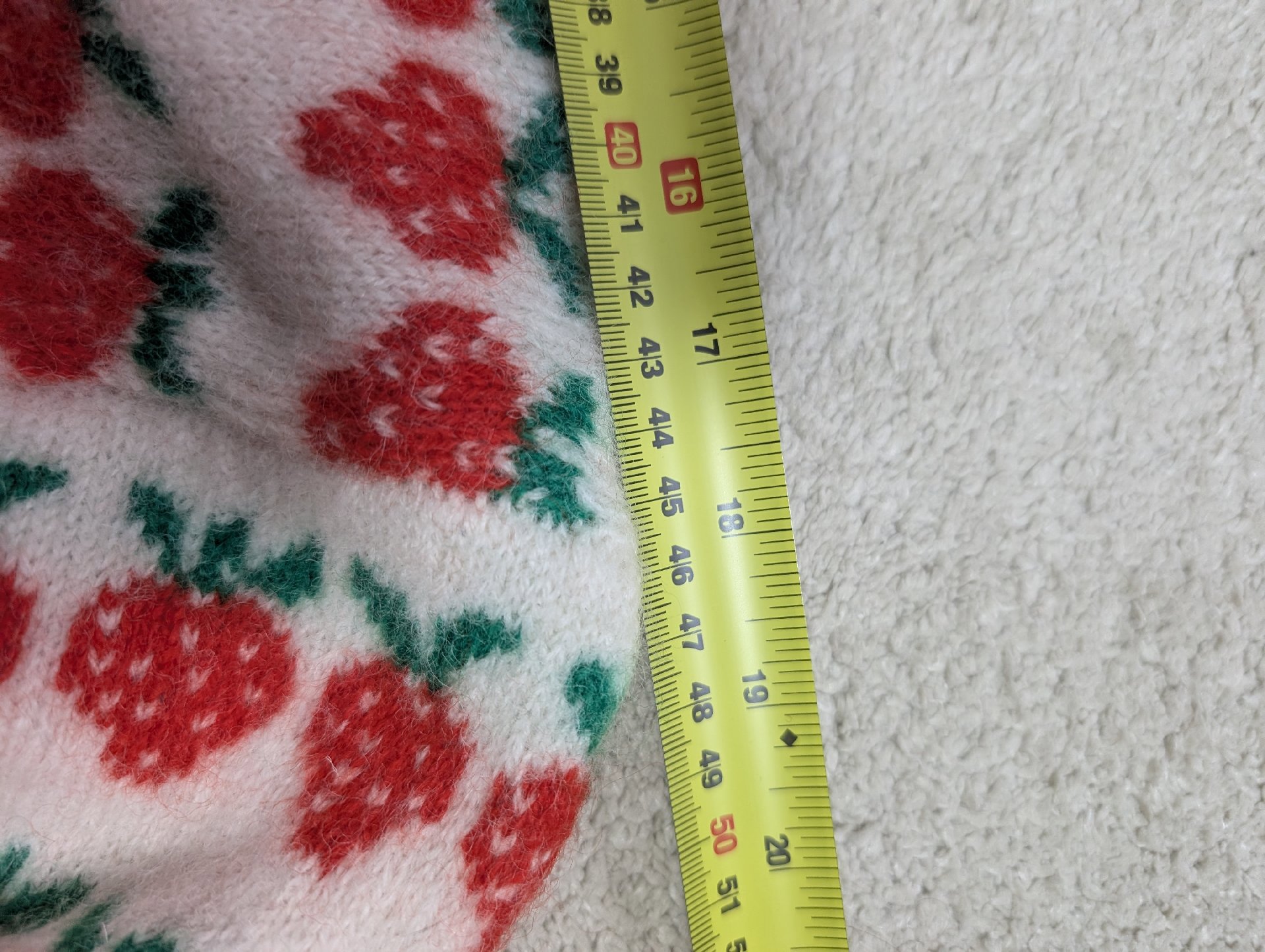 Cream Strawberry Patterned Knit Jumper – Size M, Unbranded, M, Excellent condition — preloved on SilentSale®