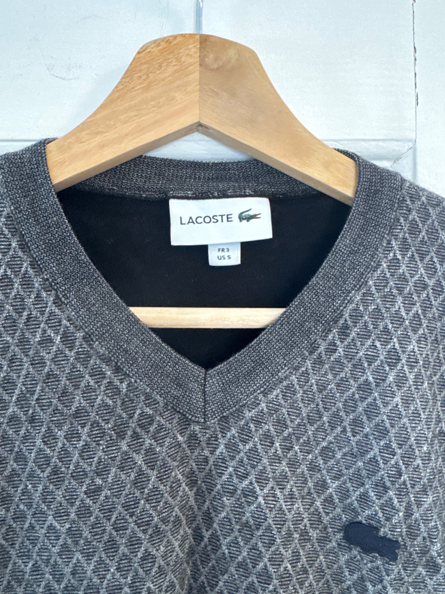 Lacoste Grey Patterned V-Neck Jumper – Size 5, Lacoste, S, Excellent condition — preloved on SilentSale®