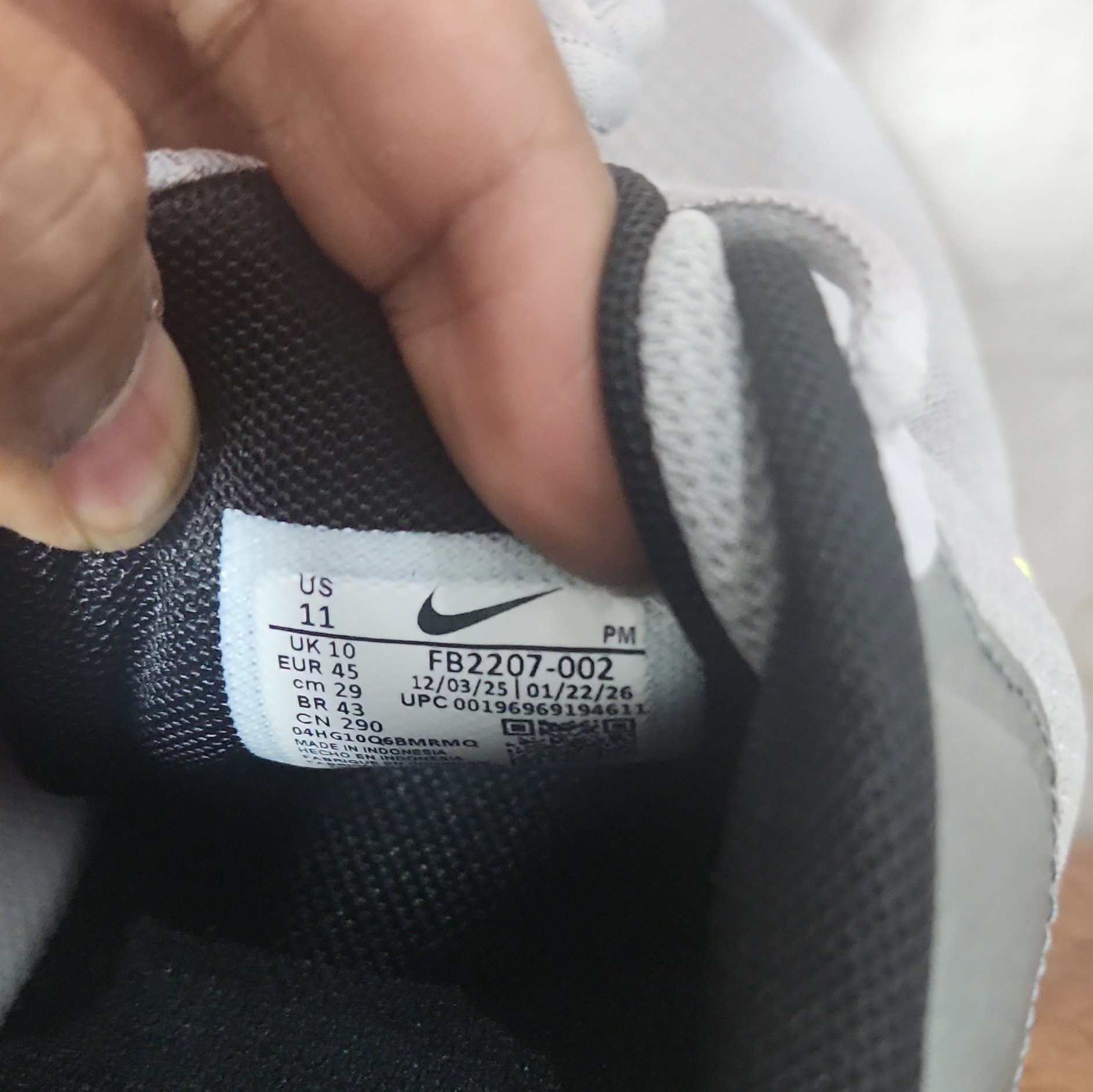 Nike Grey Running Trainers with Yellow Swoosh – UK 10, Nike, 10, New condition — preloved on SilentSale®