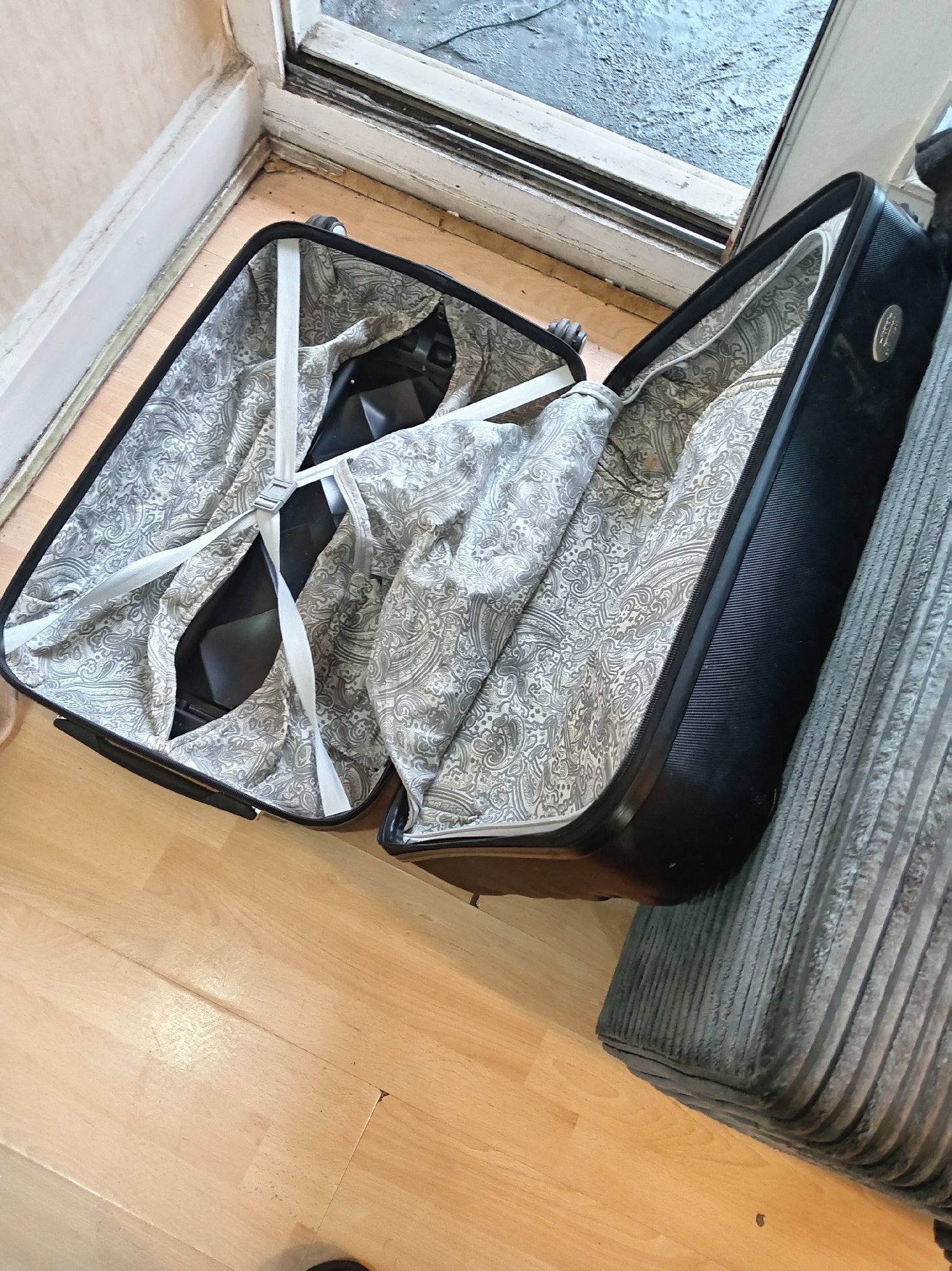 Black Hard Shell Suitcase with Wheels and Extendable Handle, Unbranded, One Size, Good condition — preloved on SilentSale®