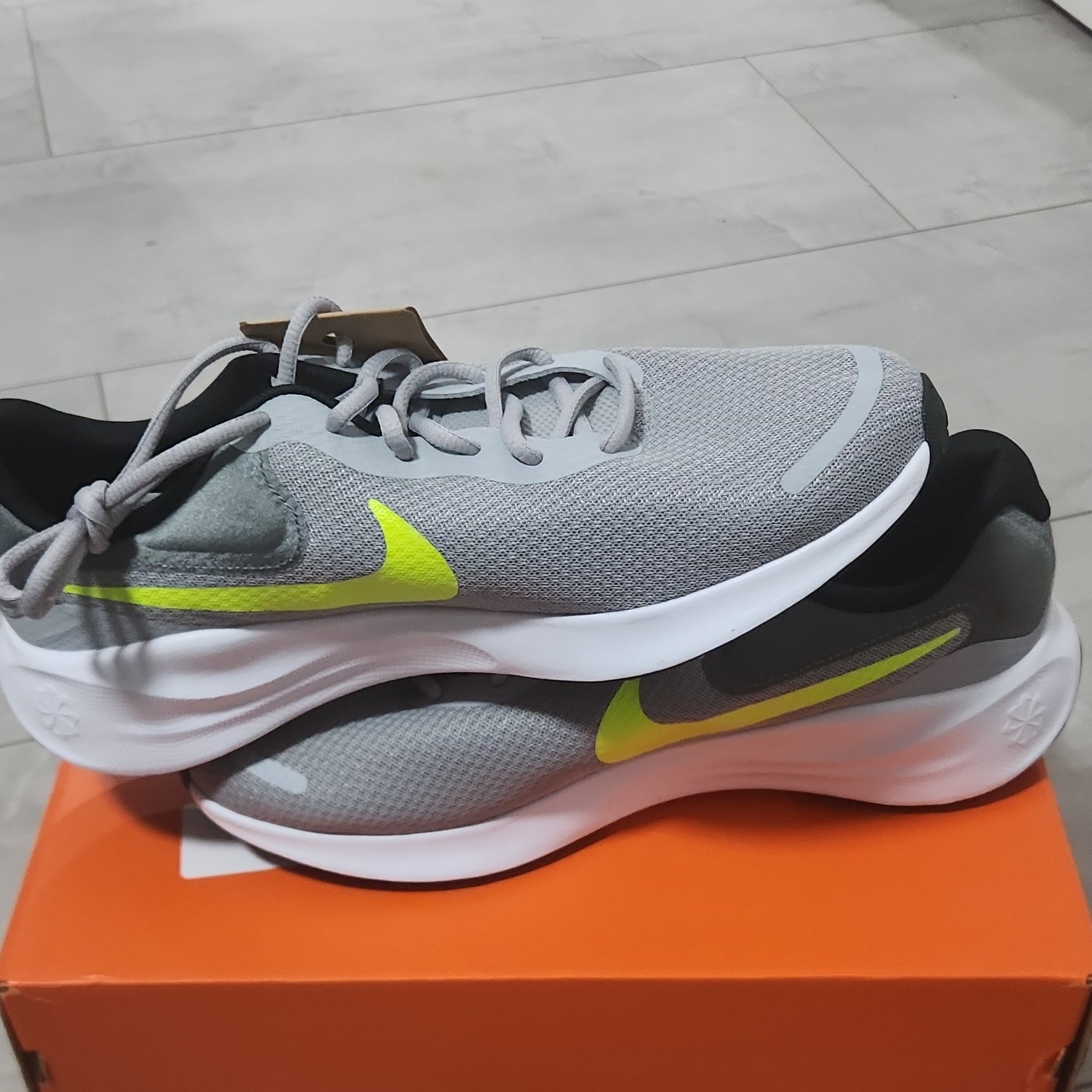 Nike Grey Running Trainers with Yellow Swoosh – UK 10, Nike, 10, New condition — preloved on SilentSale®