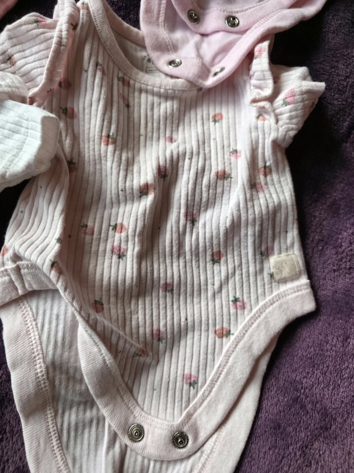 4 pink baby newborn bodysuits with small floral print #babygirl #floral, Fred & Flo, Newborn, Excellent condition — preloved on SilentSale®