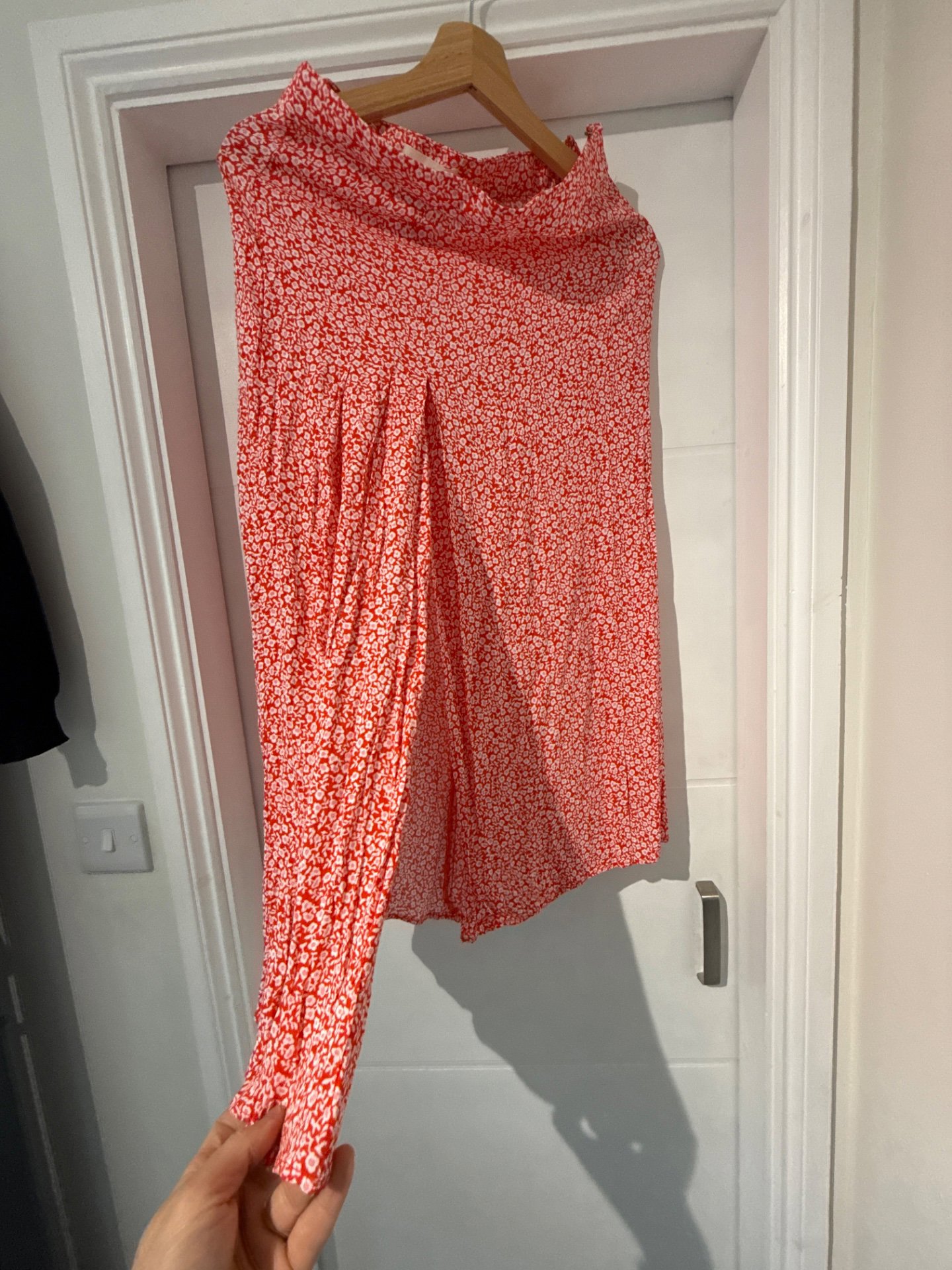 H&M Red Floral Pleated Midi Skirt – UK 10, H&M, 10, Excellent condition — preloved on SilentSale®
