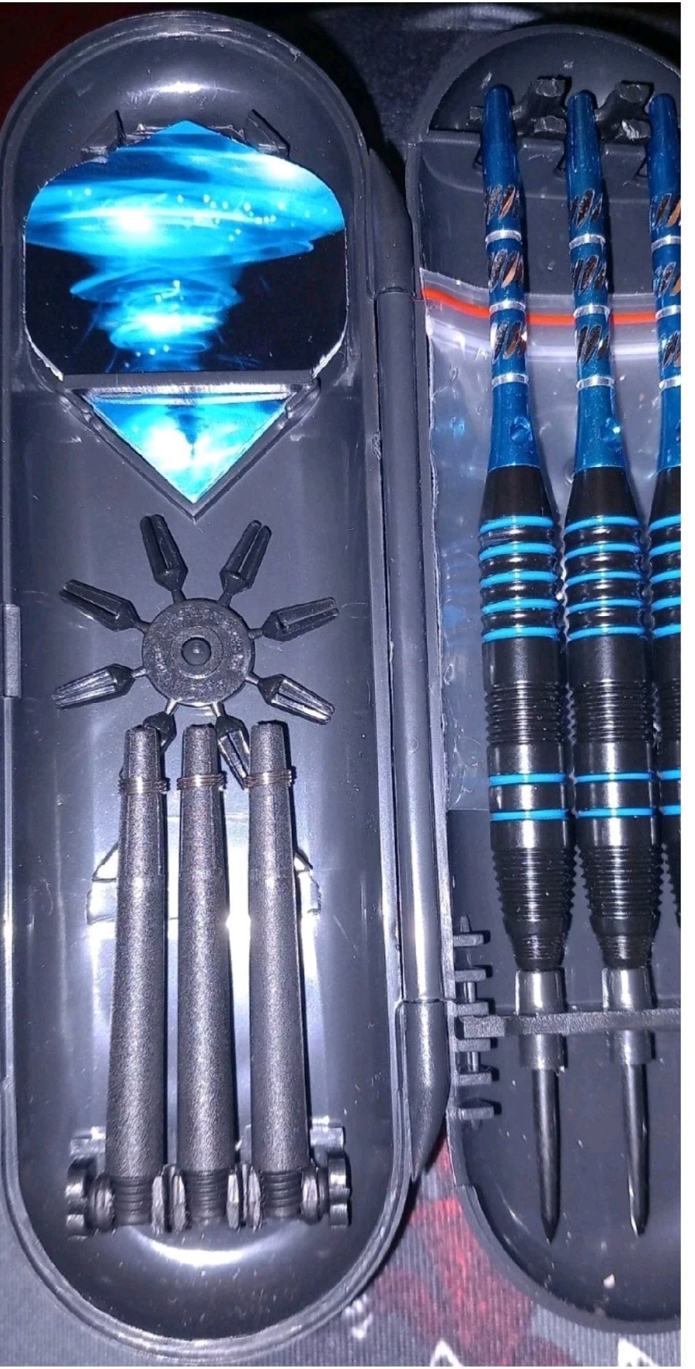 Darts Set with Blue and Black Barrels and Case, Unbranded, Small (up to A4), Excellent condition — preloved on SilentSale®