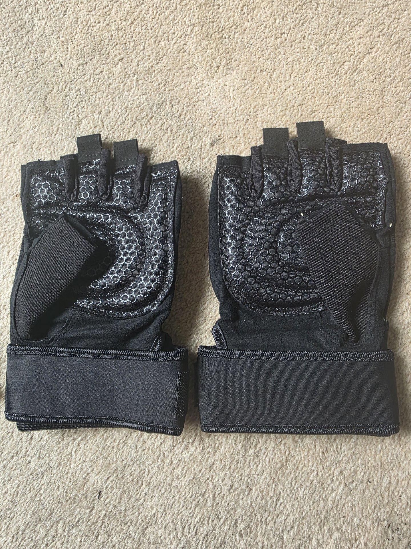 Sports Gear Black XL Fingerless Sports Gloves, Sports Gear, XL, New condition — preloved on SilentSale®