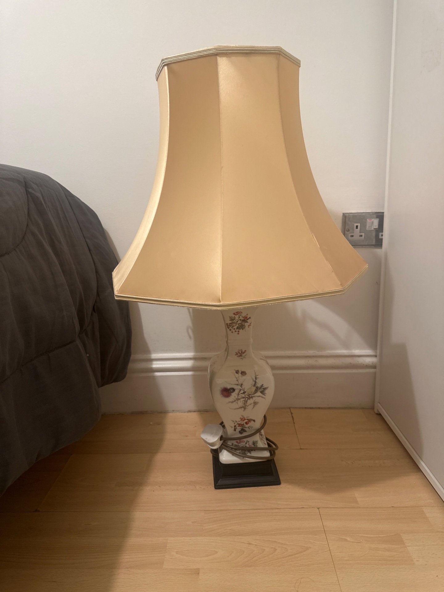 Vintage Ceramic Table Lamp with Floral Design and Beige Shade, Vintage, One Size, Good condition — preloved on SilentSale®