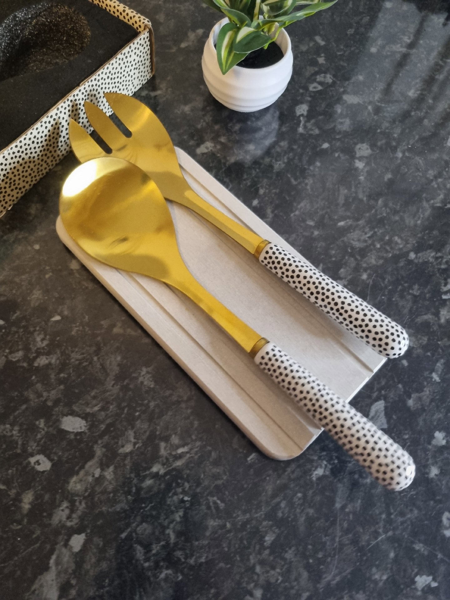 Gold Tone Salad Servers with Speckled White Handles, Unbranded, One Size, New condition — preloved on SilentSale®
